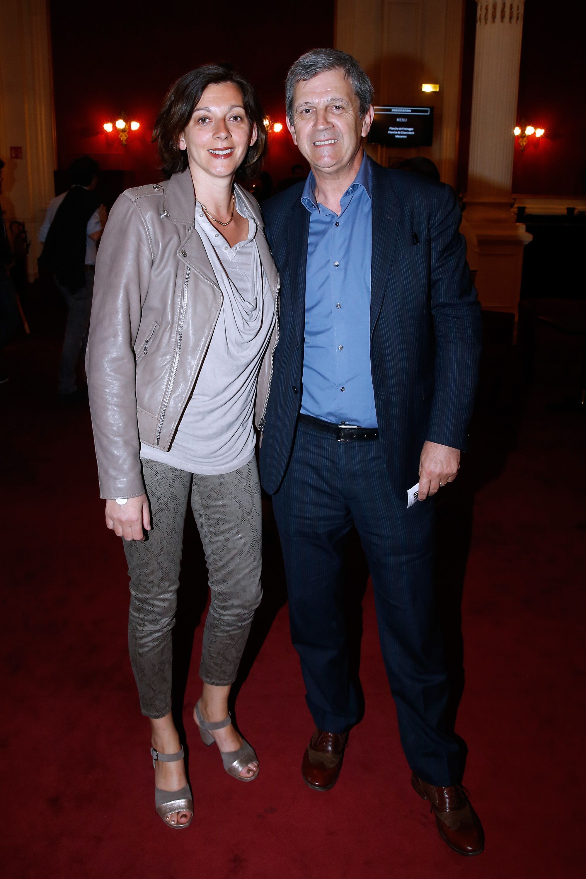 Le journaliste Patrick Chene et son épouse Laurence au Théâtre de Paris le 11 mai 2015 à Paris, France. | Photo : Getty Images