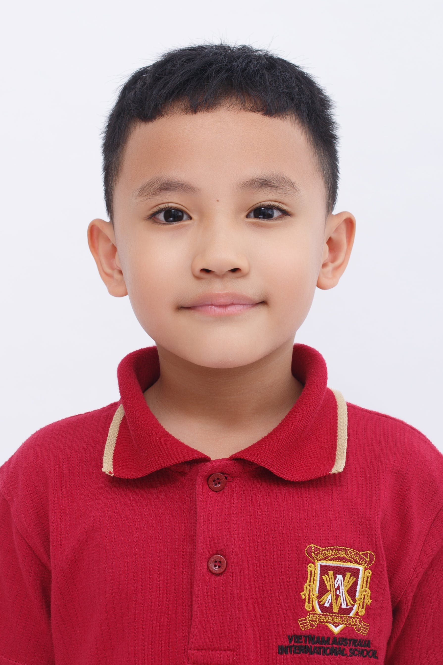Un jeune garçon portant un T-shirt Polo de l'école | Source : Pexels