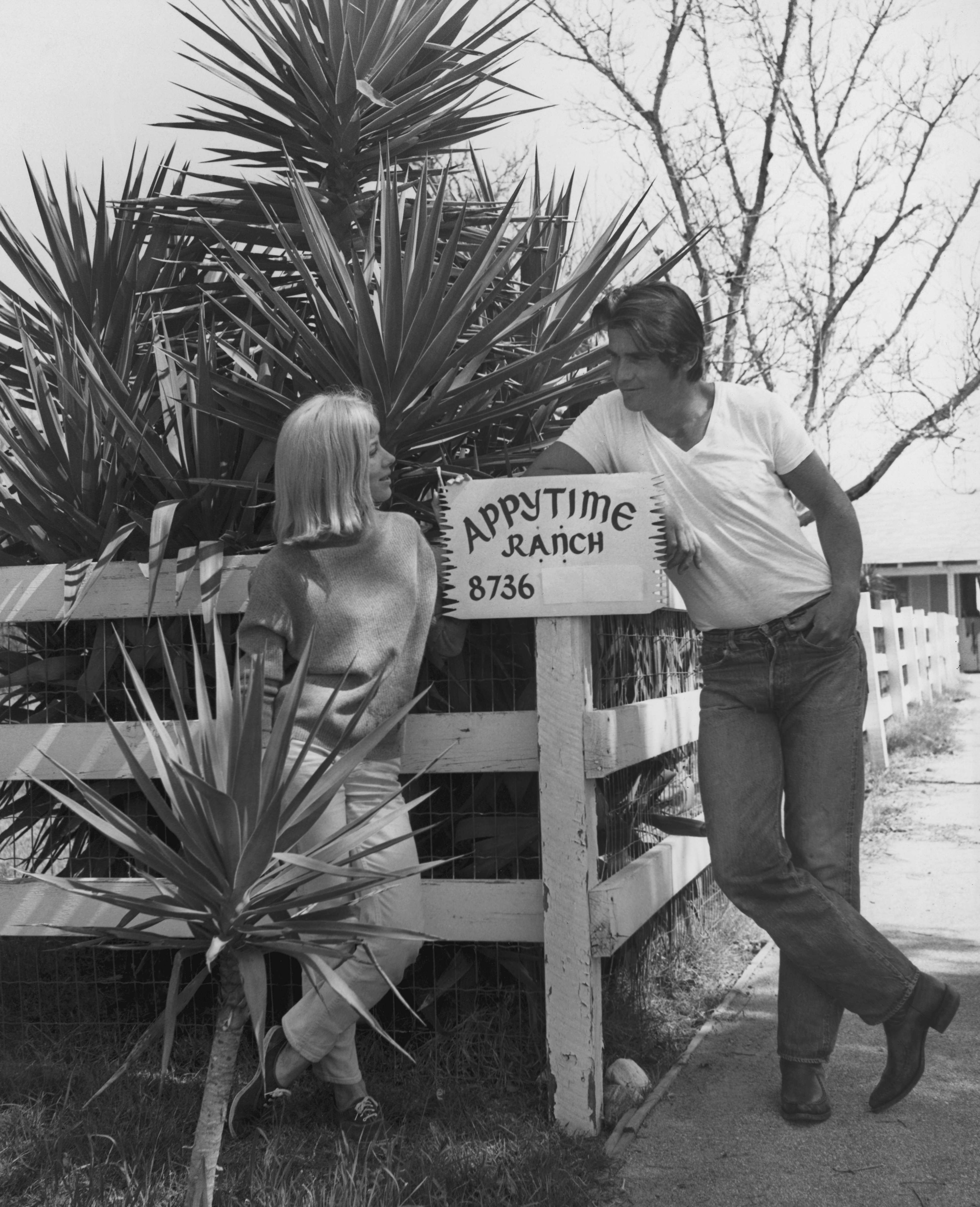 Jane Cameron Agee et James Brolin photographiés chez lui, dans son ranch d'Appytime, le 1er janvier 1970, en Californie. | Source : Getty Images