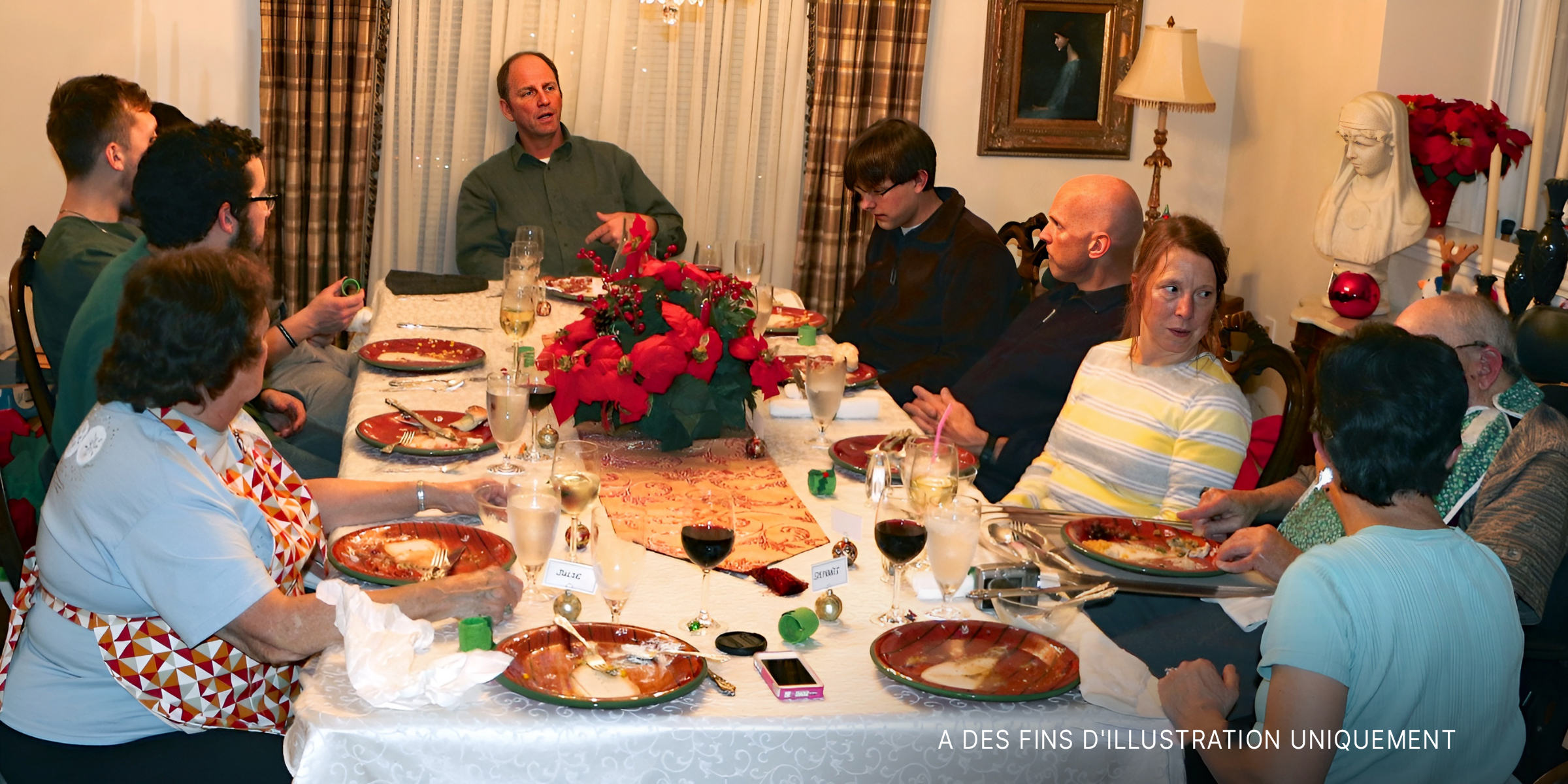 Une famille prenant un repas à table | Source : Flickr.com/OakleyOriginals/CC BY 2.0