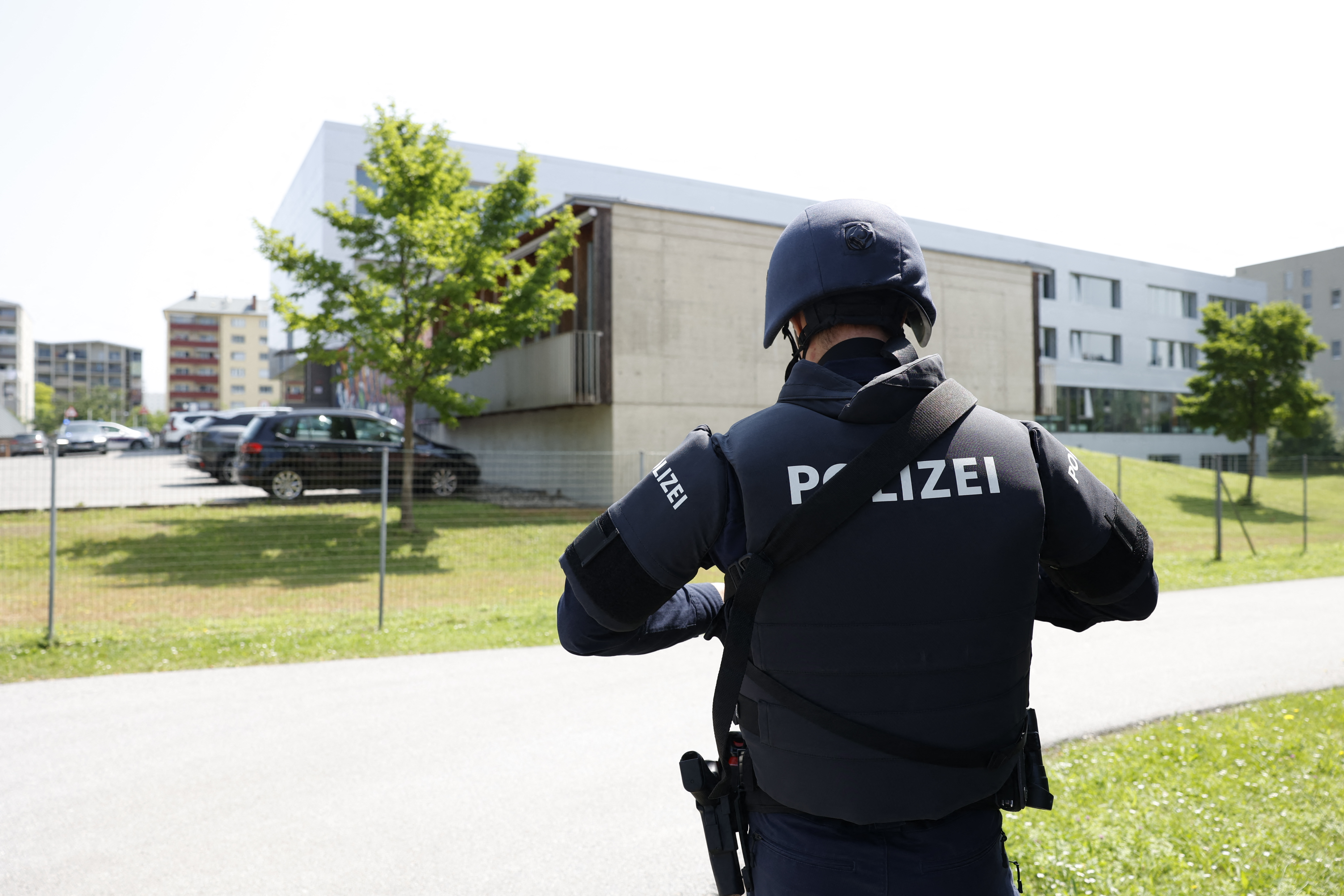 Un policier près de l'école BORG Dreierschützengasse où, selon les rapports, plusieurs personnes sont mortes dans une fusillade, le 10 juin 2025 à Graz, dans le sud-est de l'Autriche I Source : Getty Images
