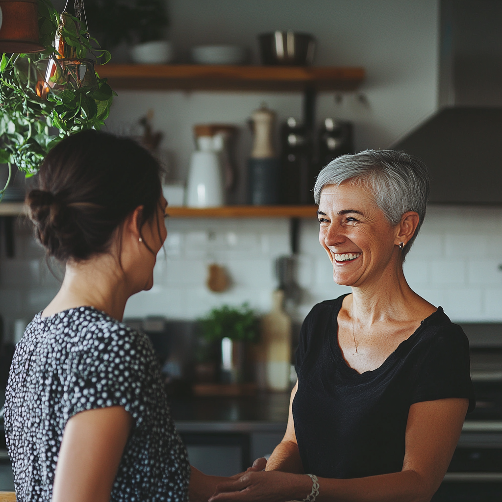 Deux femmes se sourient l'une à l'autre | Source : Midjourney