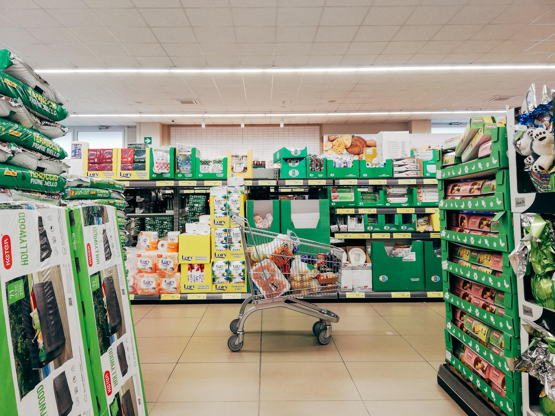 Un caddie dans un supermarché | Source : Pexels