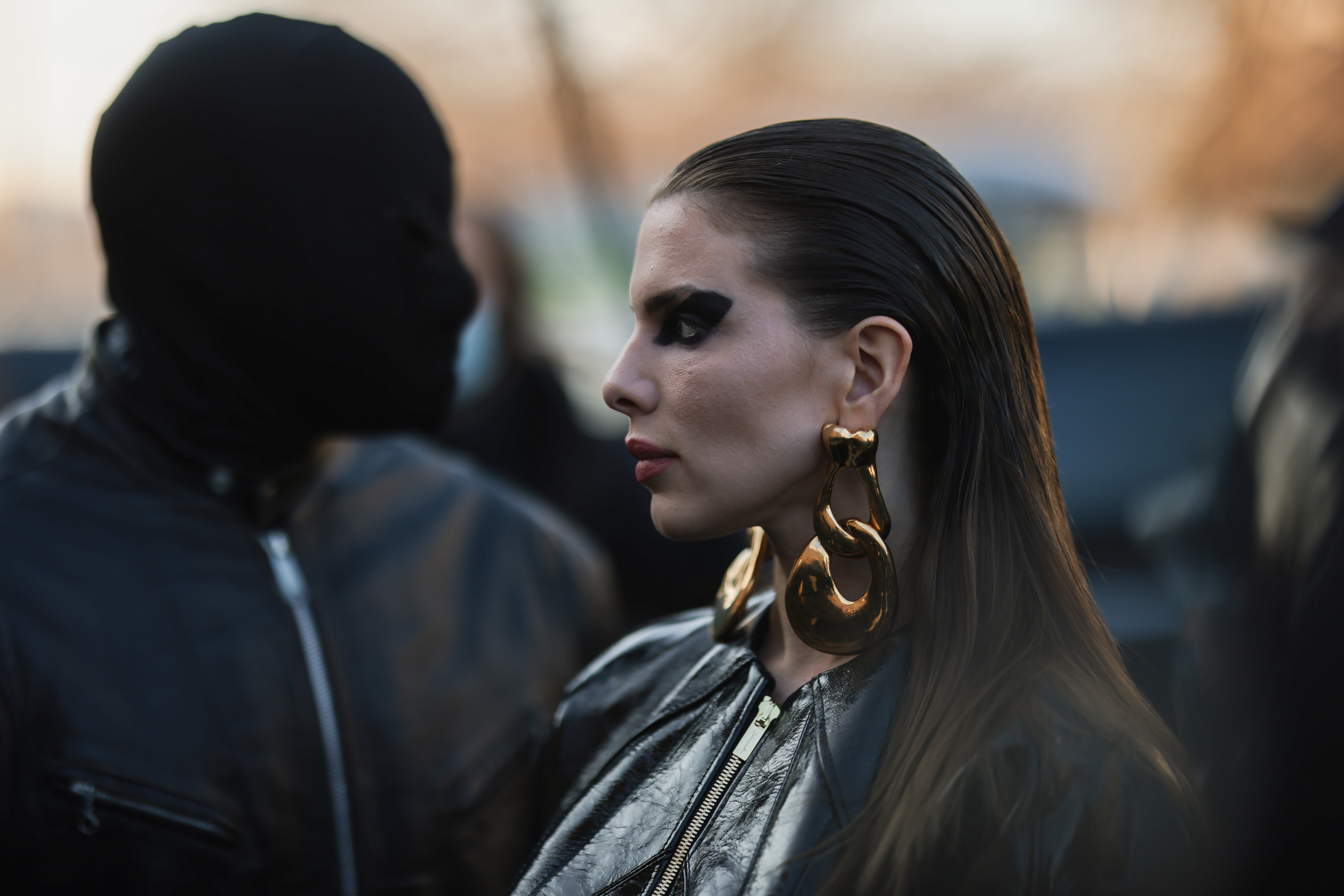 Julia Fox et Kanye West photographiés lors du défilé Schiaparelli Haute Couture printemps/été dans le cadre de la semaine de la mode à Paris, le 24 janvier 2022. | Source : Getty Images