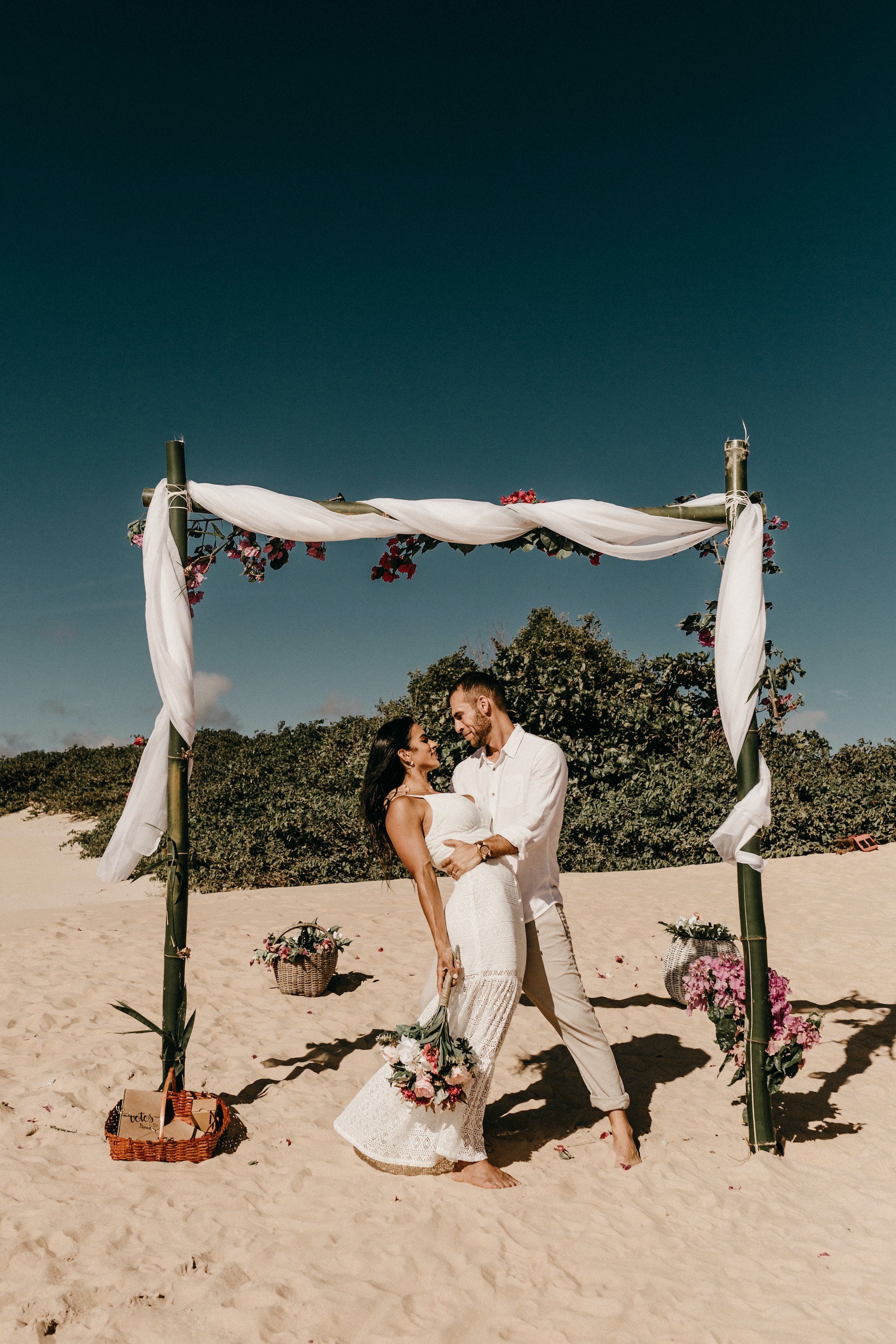 Une mariée et un marié sur une plage | Source : Pexels