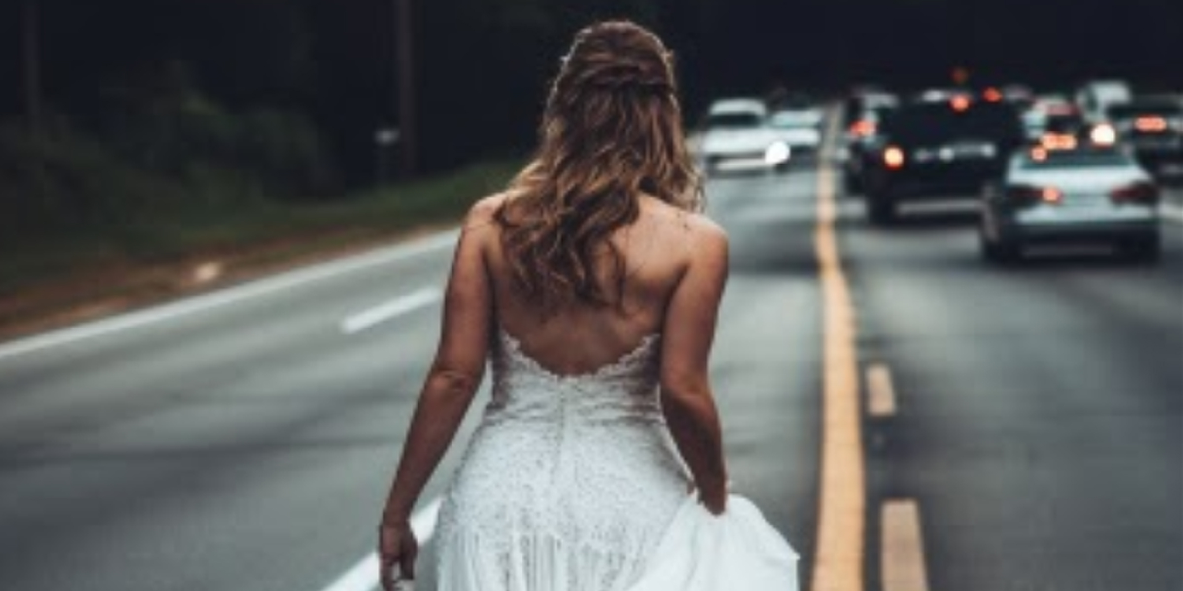 Une mariée courant sur une route | Source : Amomama