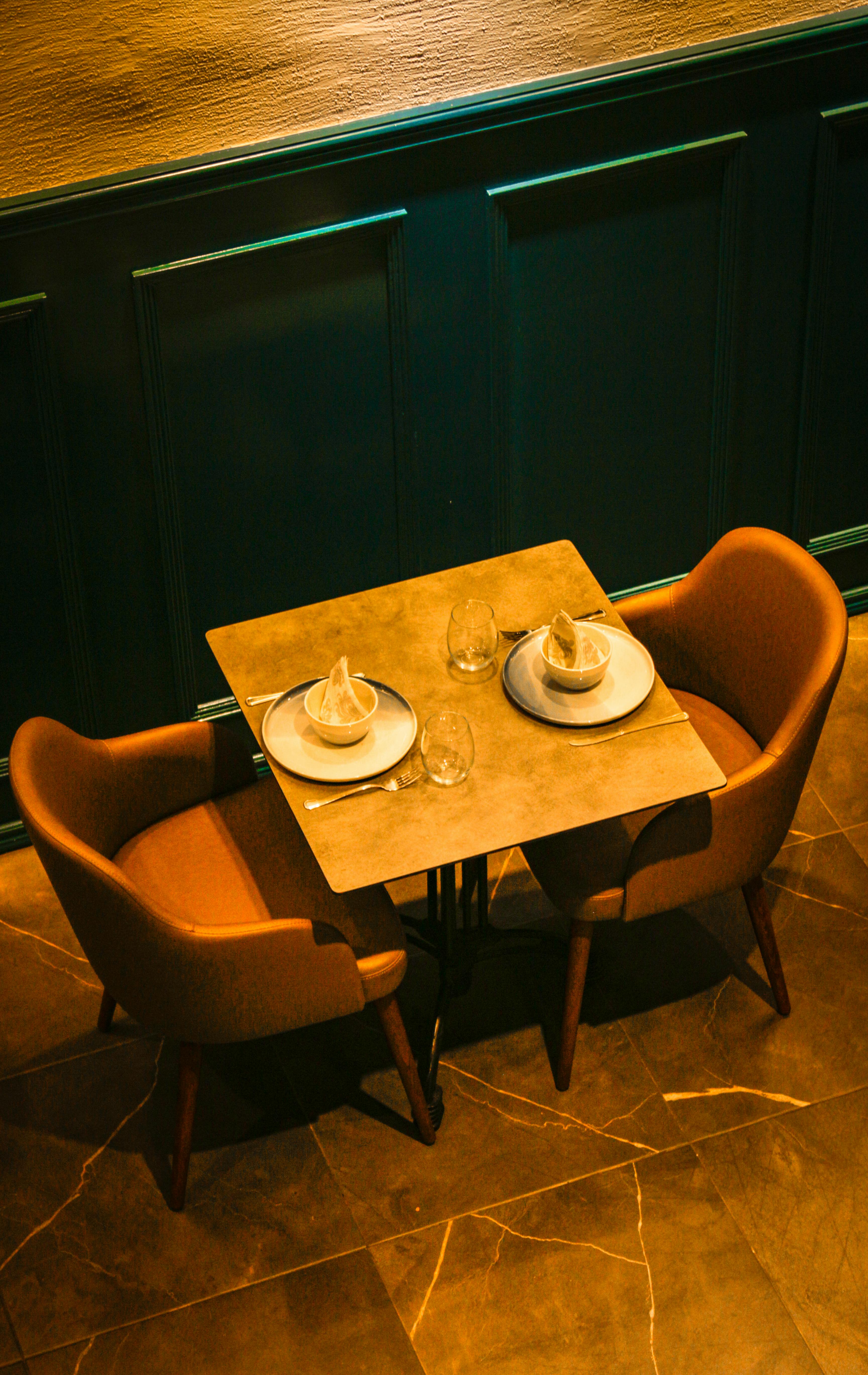Une petite table de dîner pour deux | Source : Pexels