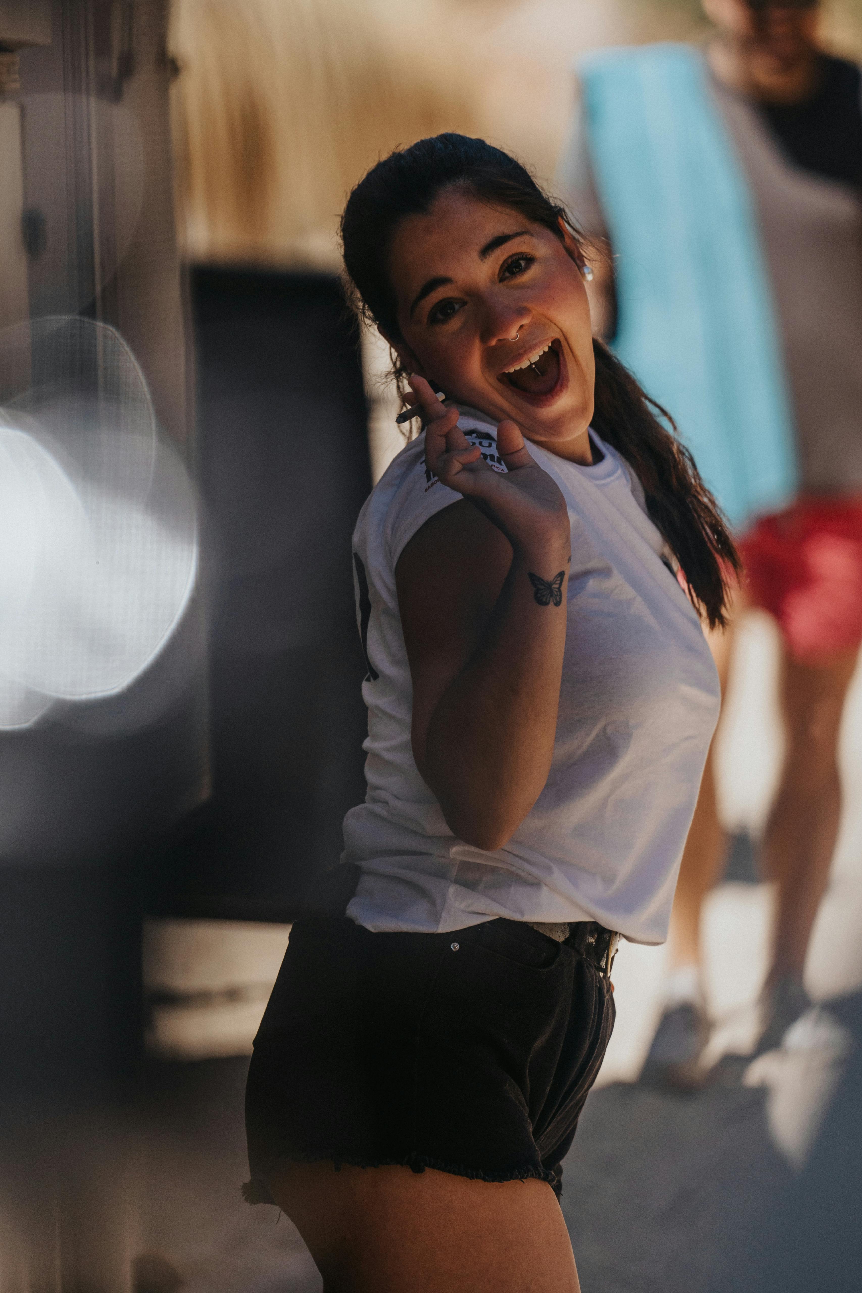 Une femme heureuse dans la rue | Source : Pexels