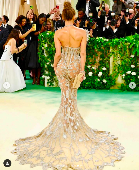 Jennifer Lopez posant pour une photo dans sa robe Schiaparelli, postée le 7 mai 2024 | Source : Instagram/marielhaenn