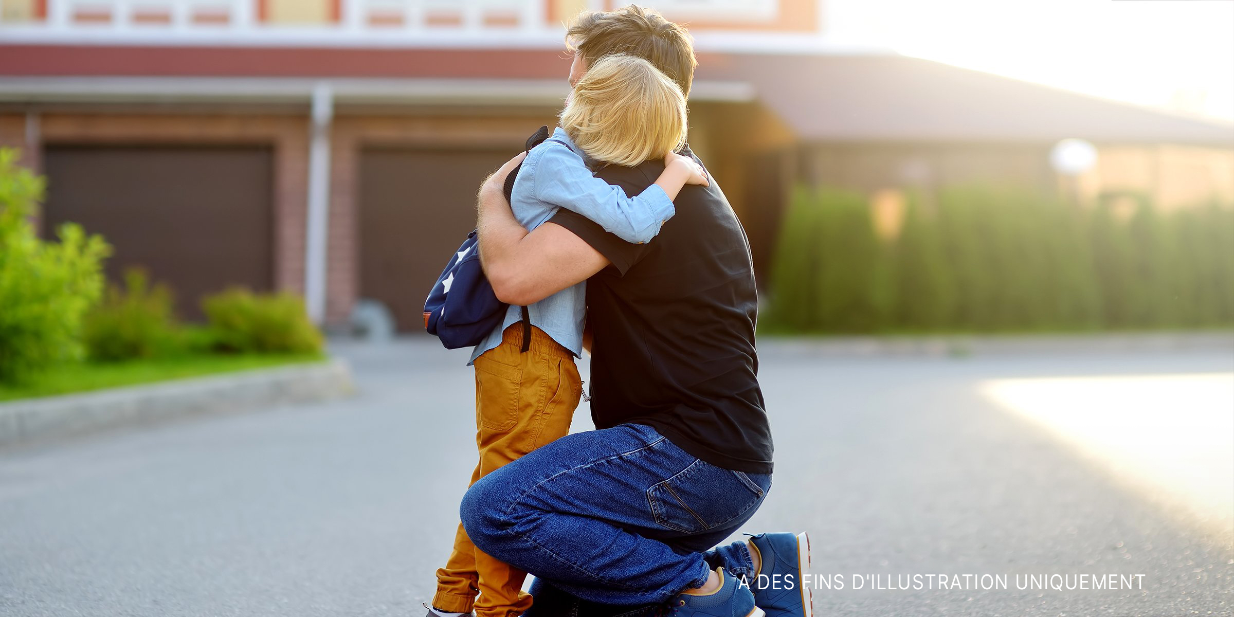 Un petit garçon serrant son père dans ses bras. | Source : Shutterstock