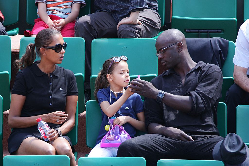 Karine le Marchand avec sa fille et Lilian Thuram au tournoi de Roland Garros 2009 à Paris, France le 01 juin 2009.