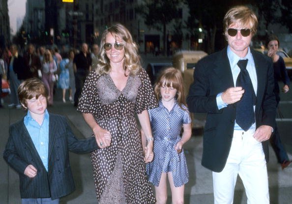 Robert Redford, Lola Van Wagenen, Jamie et Shauna à New York le 15 juin 1969 | Photo : Getty Images