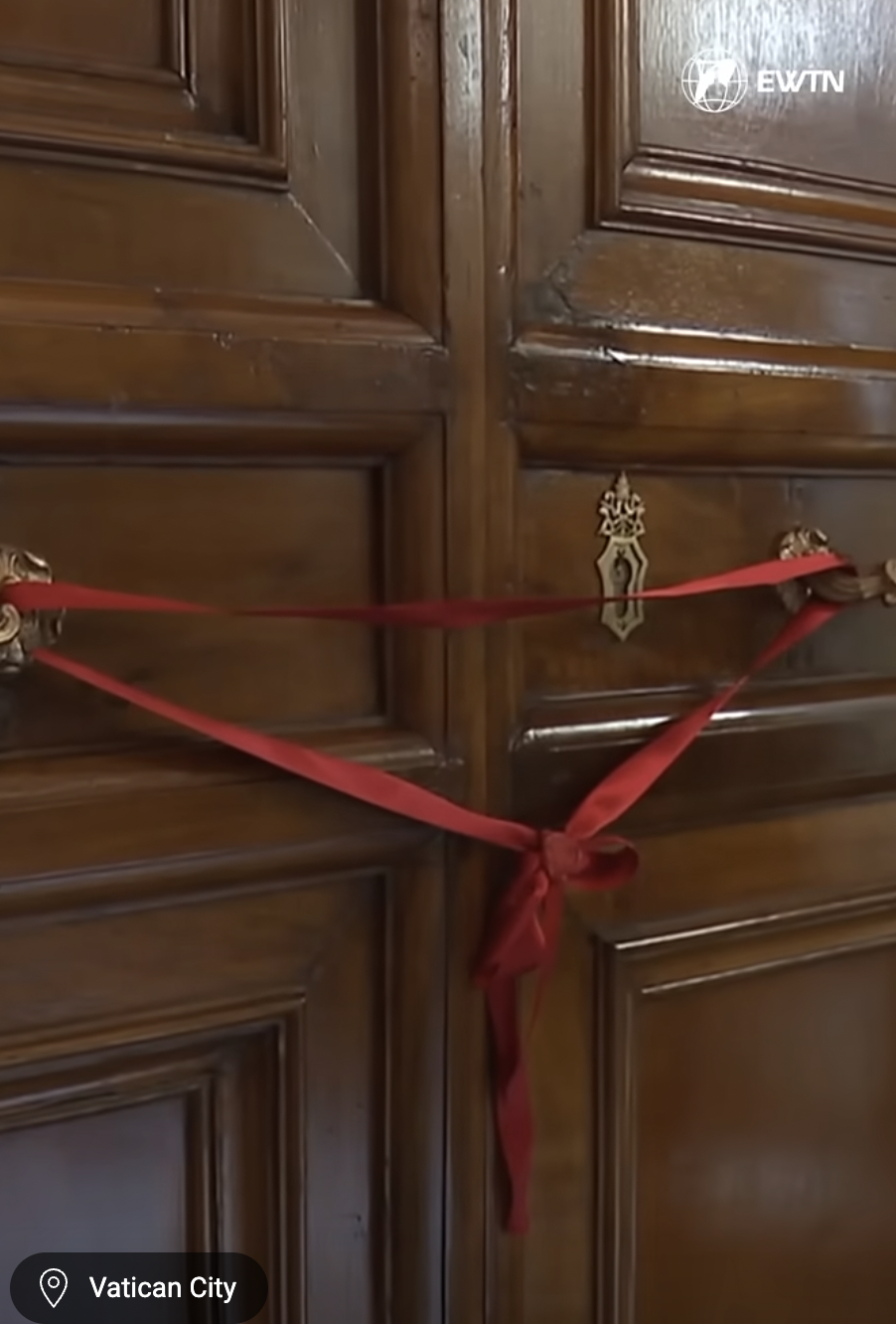 Les portes d'entrée de la nouvelle demeure du pape Léon XIV dans l'appartement papal du palais apostolique d'après une vidéo datée du 12 mai 2025. | Source : YouTube/EWTNcatholictv