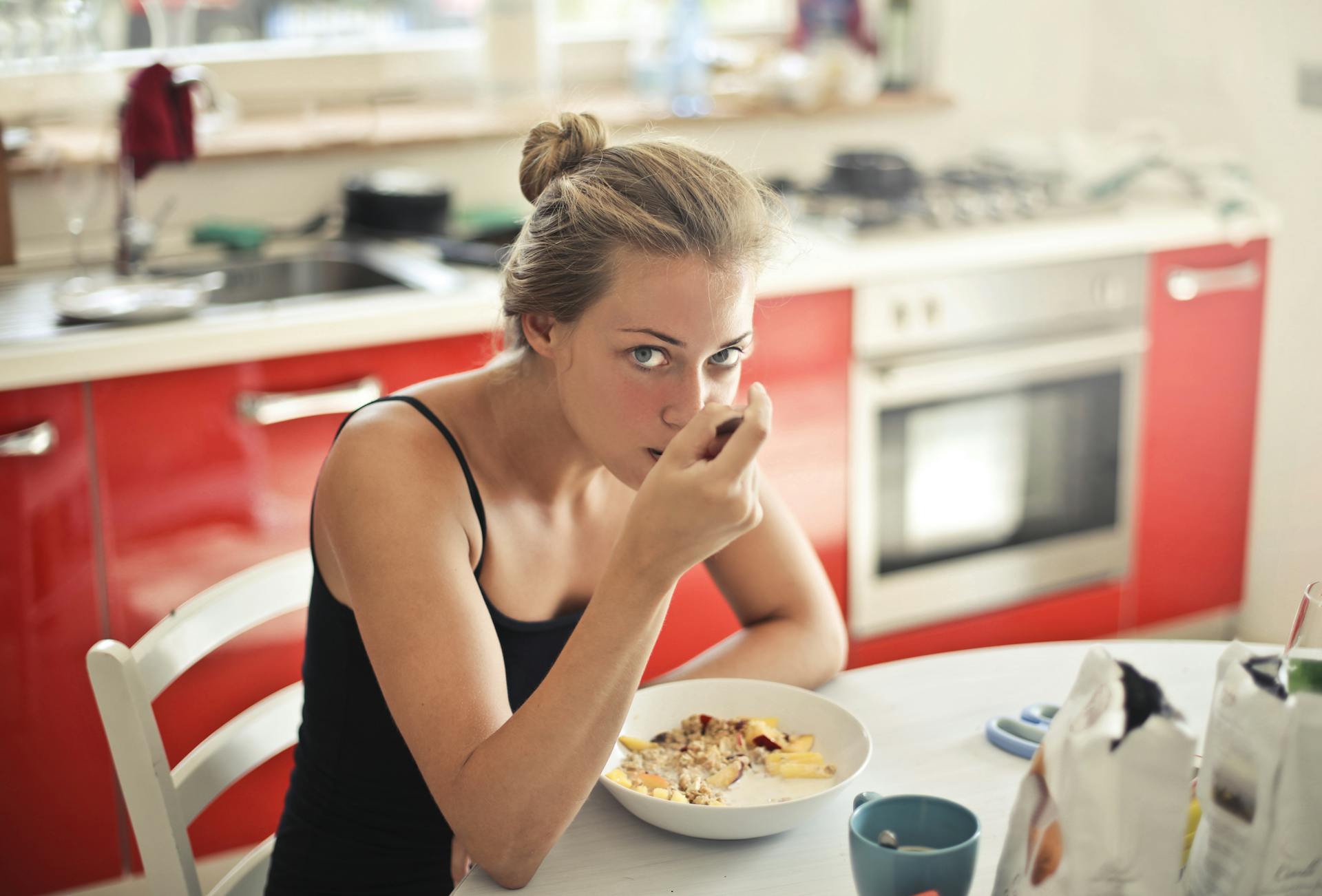 Une femme mangeant des céréales | Source : Pexels