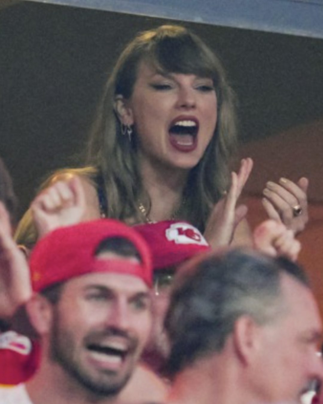 Taylor Swift criant avec passion lors du match des Kansas City Chiefs contre les Baltimore Ravens, extrait d'un post Instagram, daté du 6 septembre 2024 | Source : Instagram/pagesix/