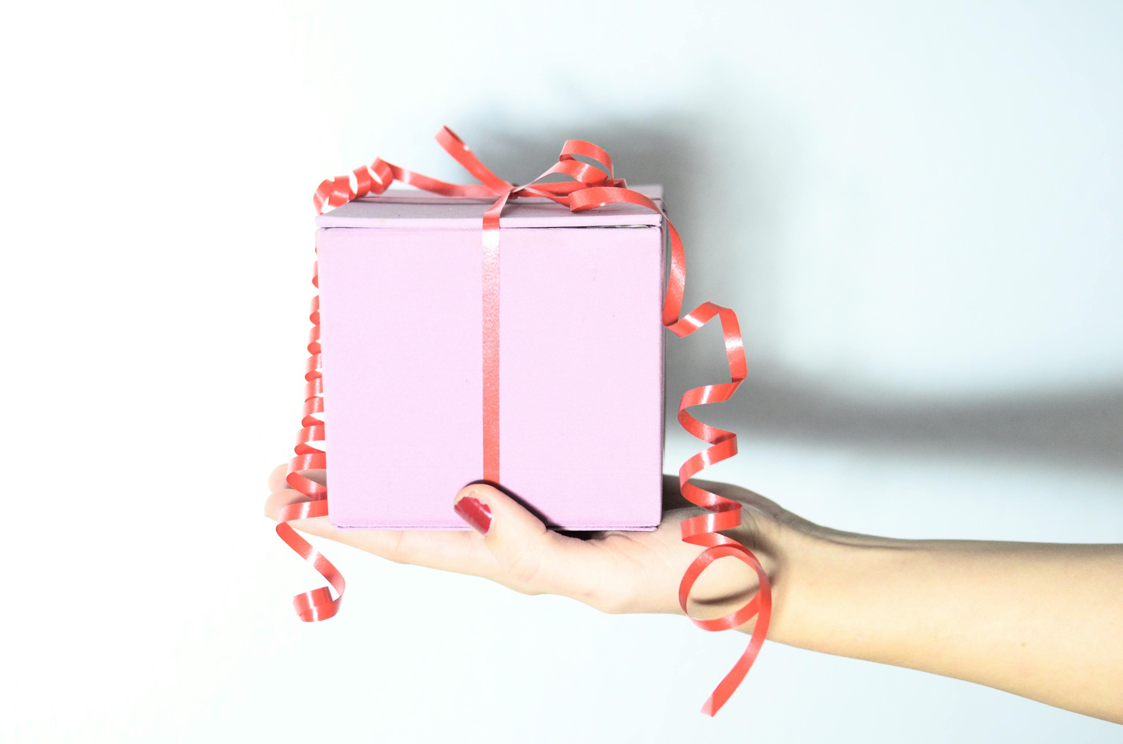 Une femme tenant un paquet cadeau | Source : Pexels