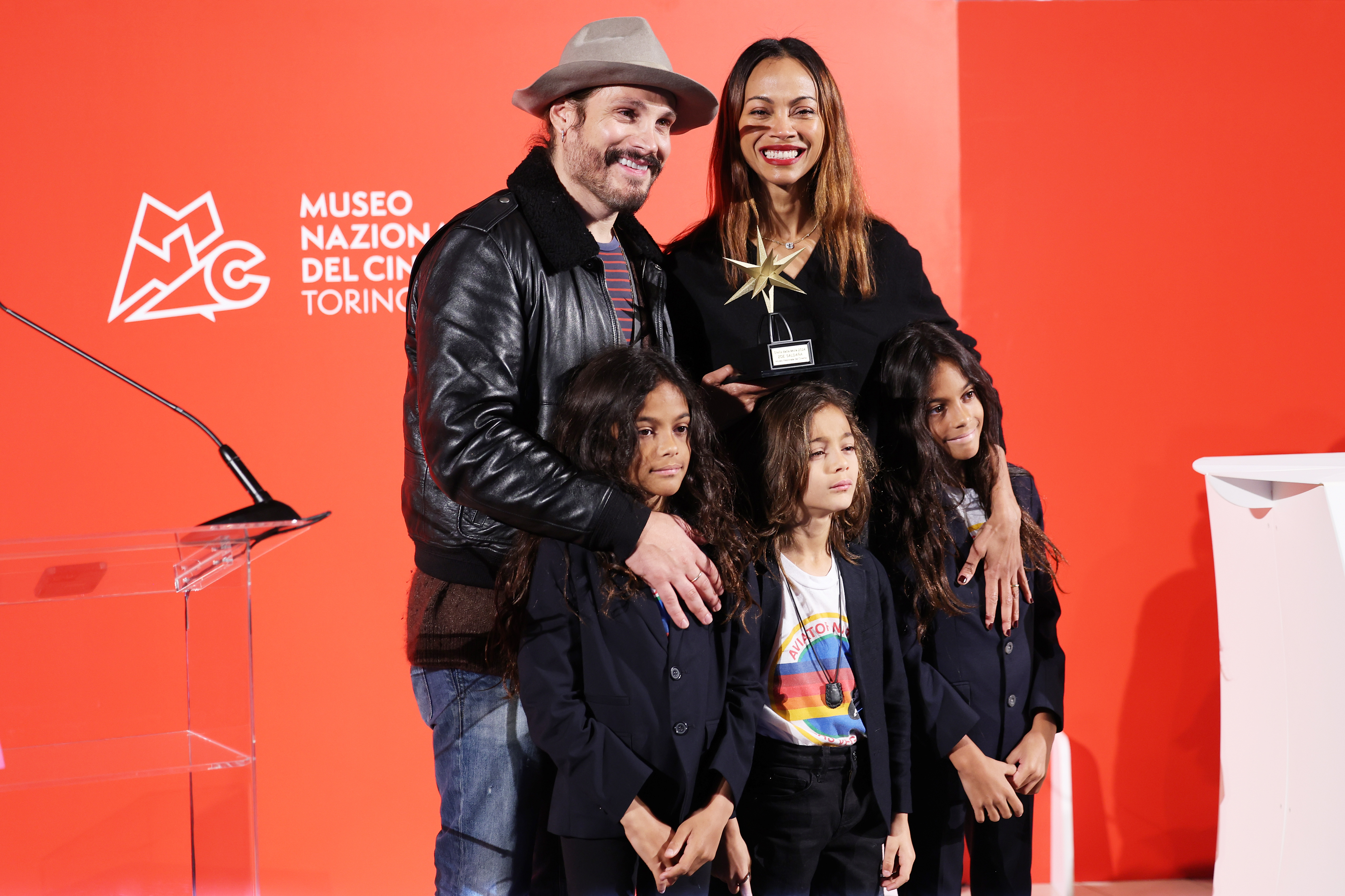 Marco Perego et Zoe Saldaña avec leurs enfants Cy, Bowie et Zen Perego-Saldaña. | Source : Getty Images