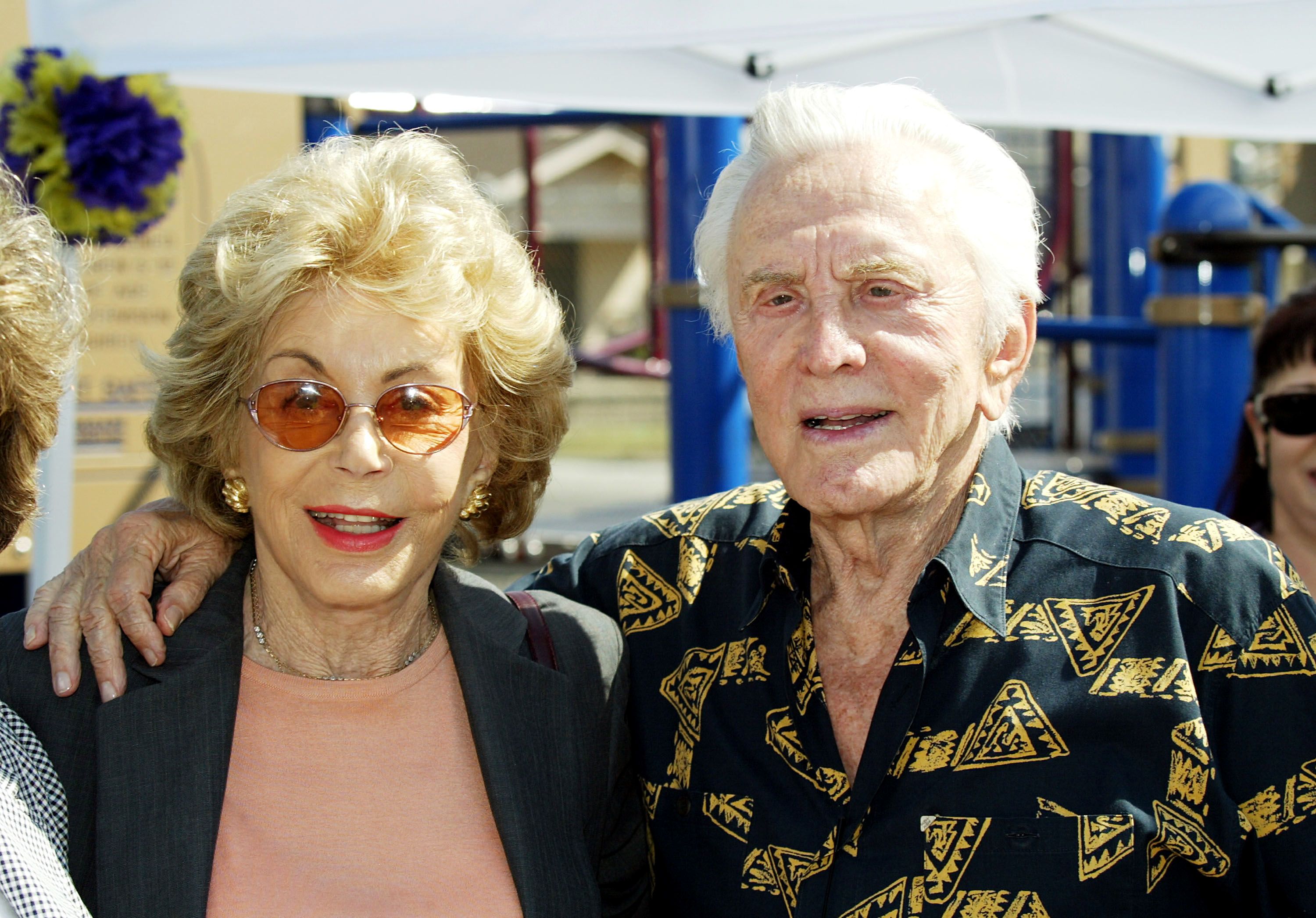 L'acteur Kirk Douglas et sa femme Anne Douglas à Sud Los Angeles, Californie. | Photo : Getty Images