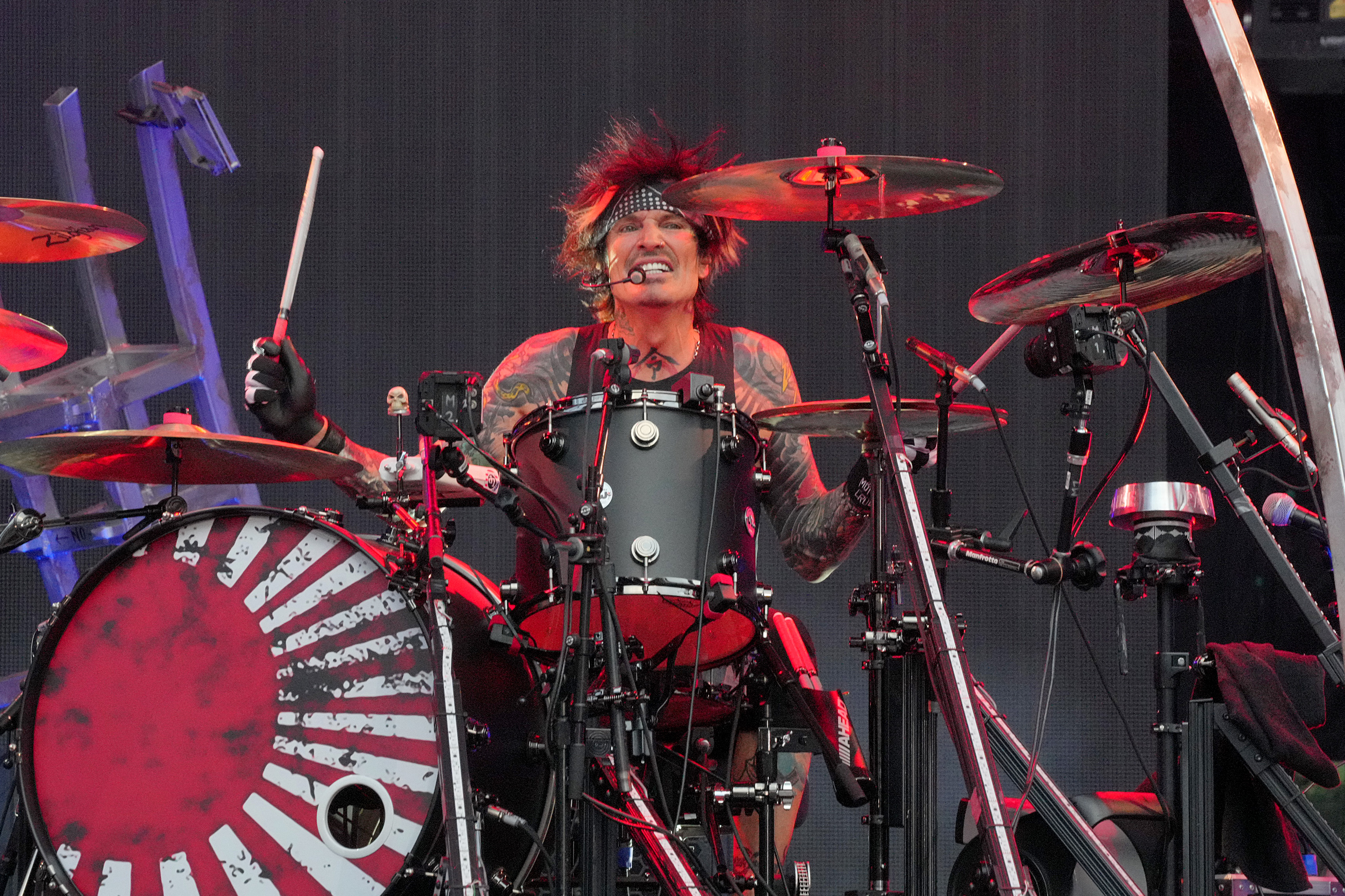 Tommy Lee de Mötley Crüe se produisant sur scène lors du Stadium Tour au Truist Park le 16 juin 2022 à Atlanta, Géorgie | Source : Getty Images
