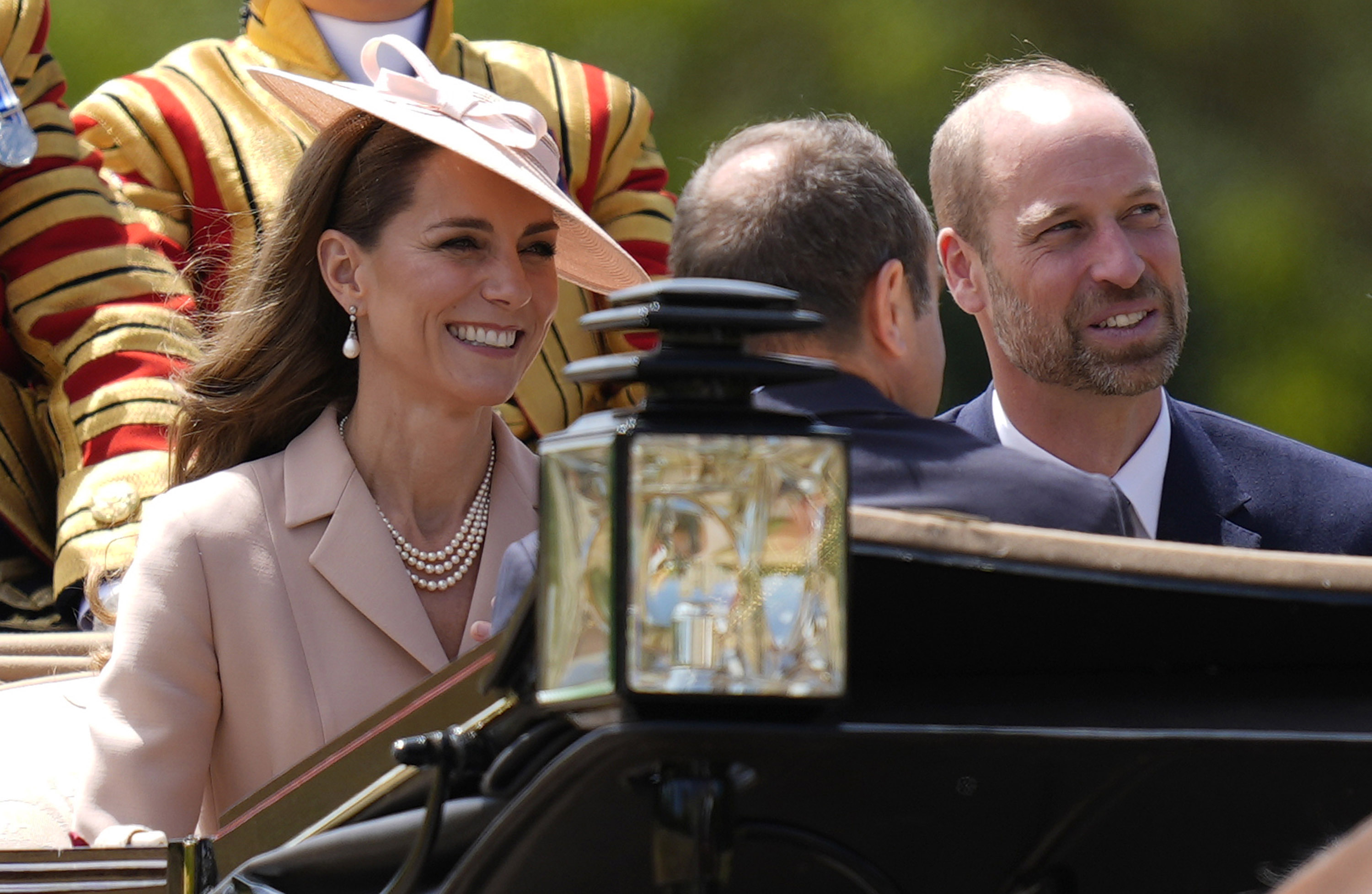 Dans le cadre des procédures officielles de la visite d'État, le prince et la princesse de Galles ont participé à une procession en calèche jusqu'au château de Windsor aux côtés de Sébastien Lecornu, le ministre français des Armées. La procession a eu lieu avant la cérémonie d'accueil du président Emmanuel Macron et de la première dame Brigitte Macron, marquant le début de la visite officielle du dirigeant français au Royaume-Uni.