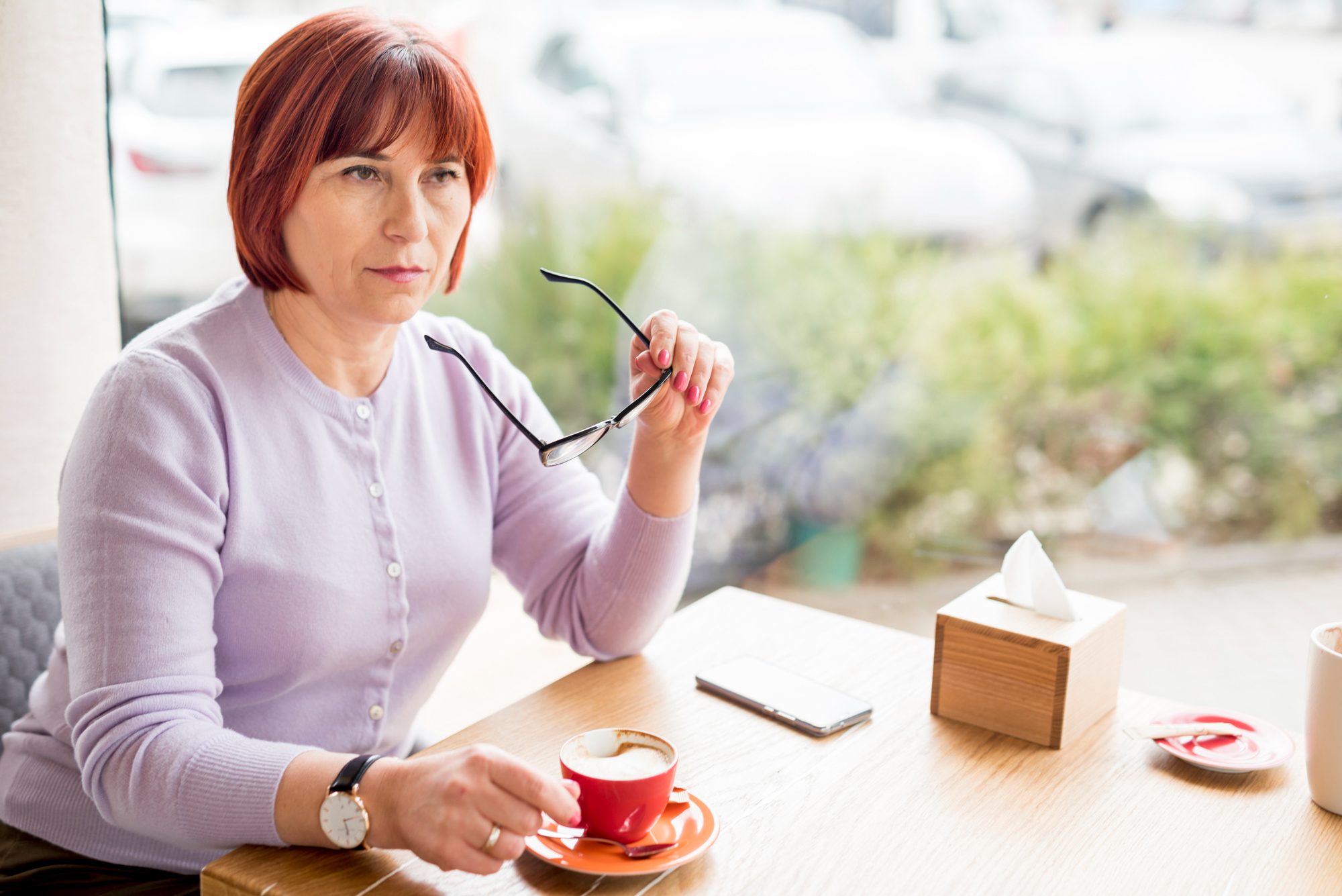Une femme prétentieuse prenant un café dans un restaurant | Source : Freepik