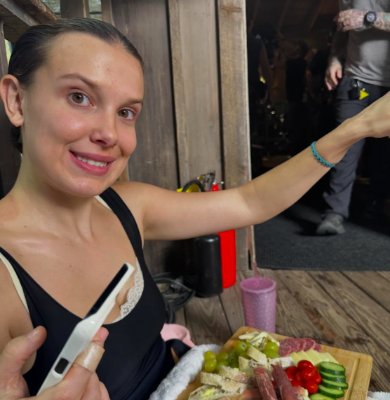 Millie Bobby Brown souriante sur une photo, publiée le 27 décembre 2025. | Source : Instagram/milliebobbybrown