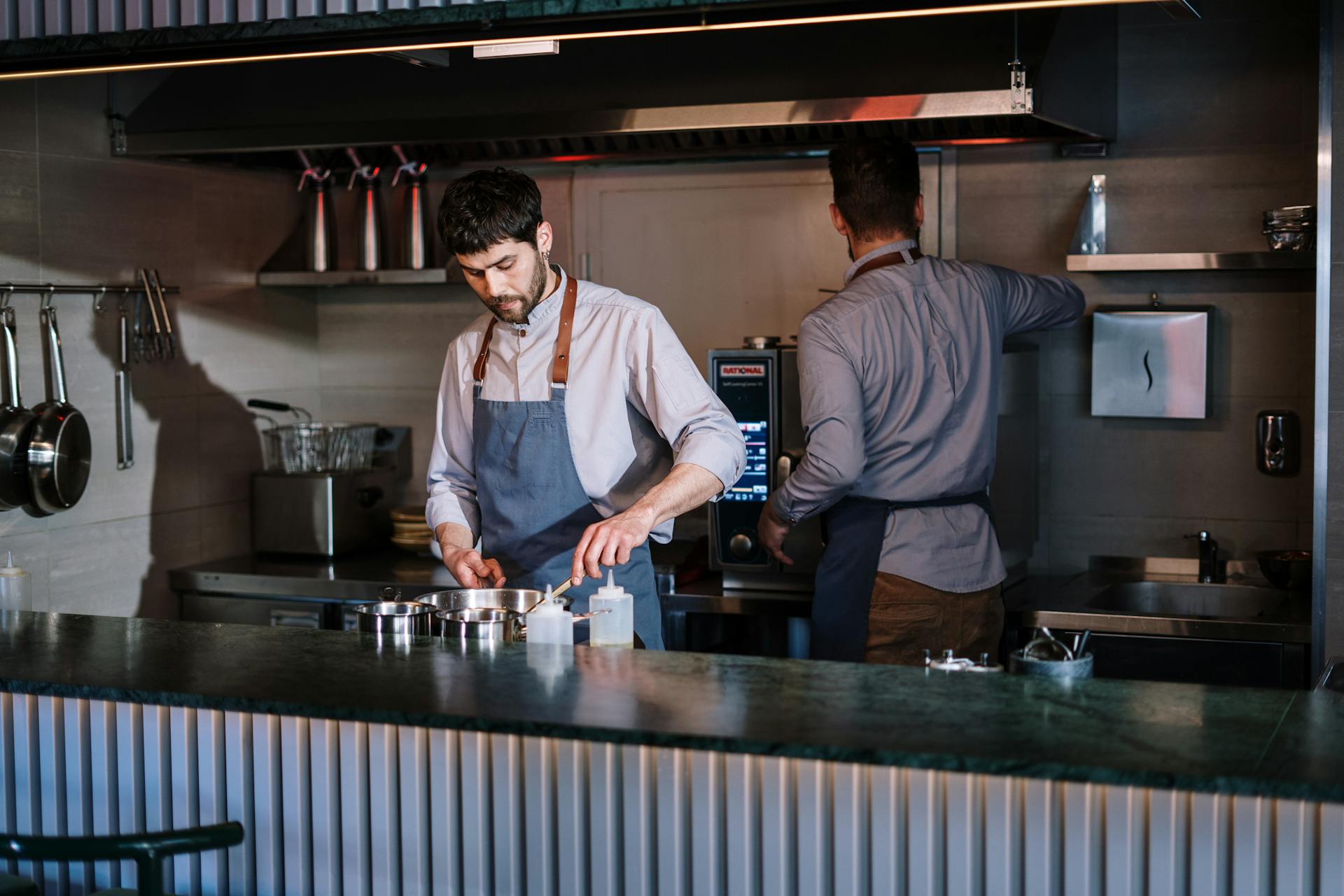 Personnel travaillant dans une cuisine | Source : Pexels