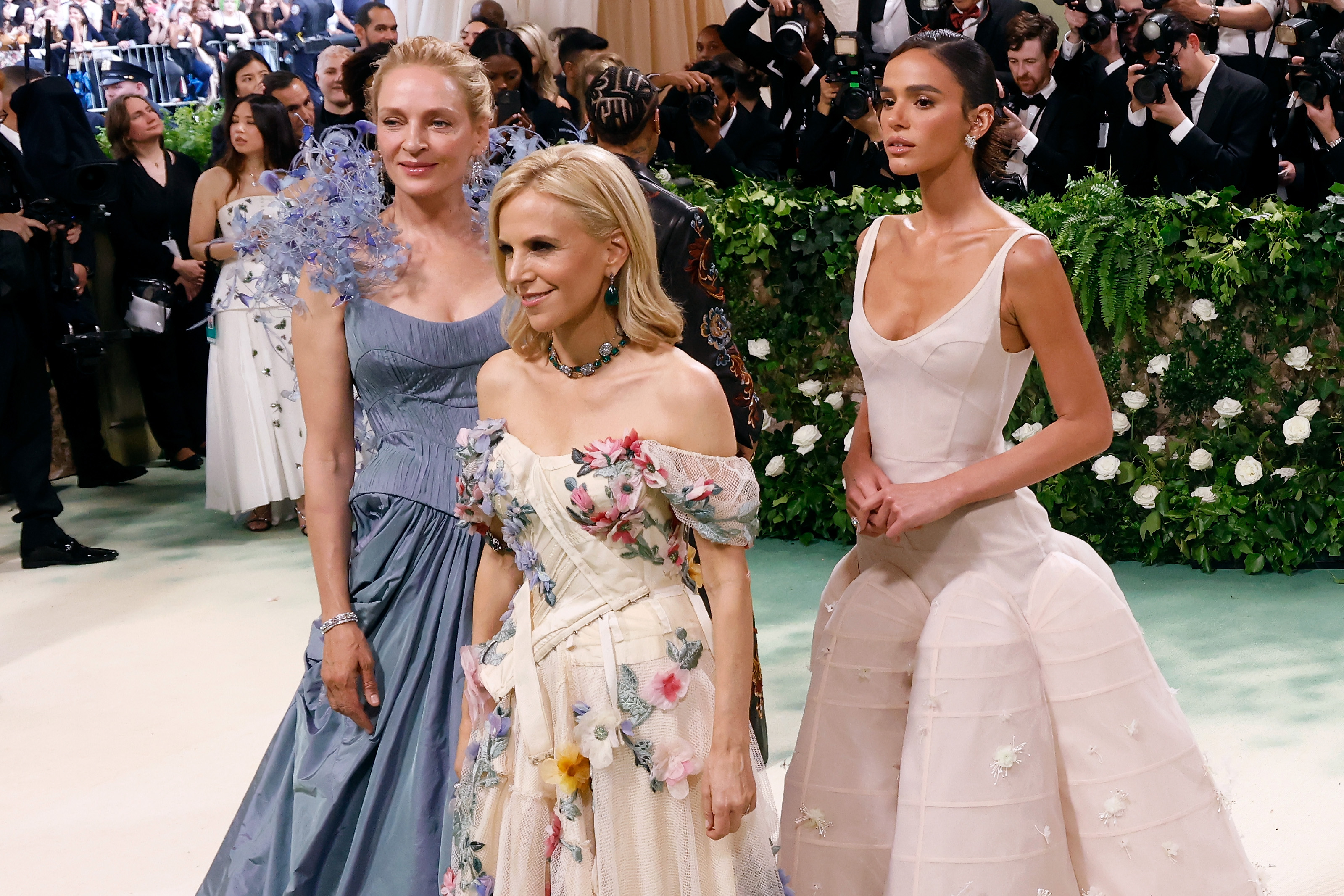 Uma Thurman, Tory Burch et Bruna Marquezine assistent à la soirée de bienfaisance du Costume Institute pour "Sleeping Beauties : Reawakening Fashion" au Metropolitan Museum of Art à New York, le 6 mai 2024. | Source : Getty Images