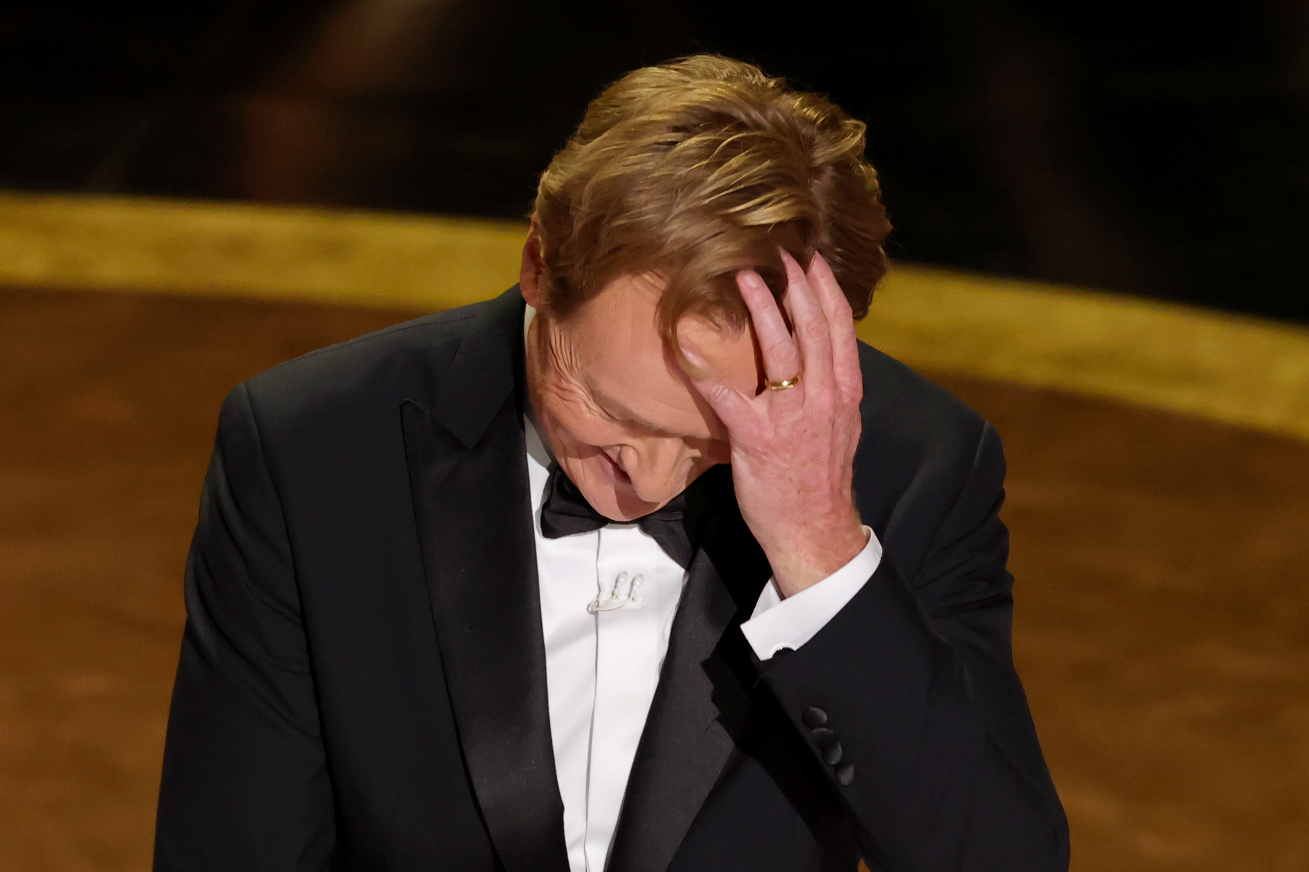 Conan O'Brien parle sur scène lors de la 97e cérémonie annuelle des Oscars au Dolby Theatre à Hollywood, Californie, le 2 mars 2025 | Source : Getty Images