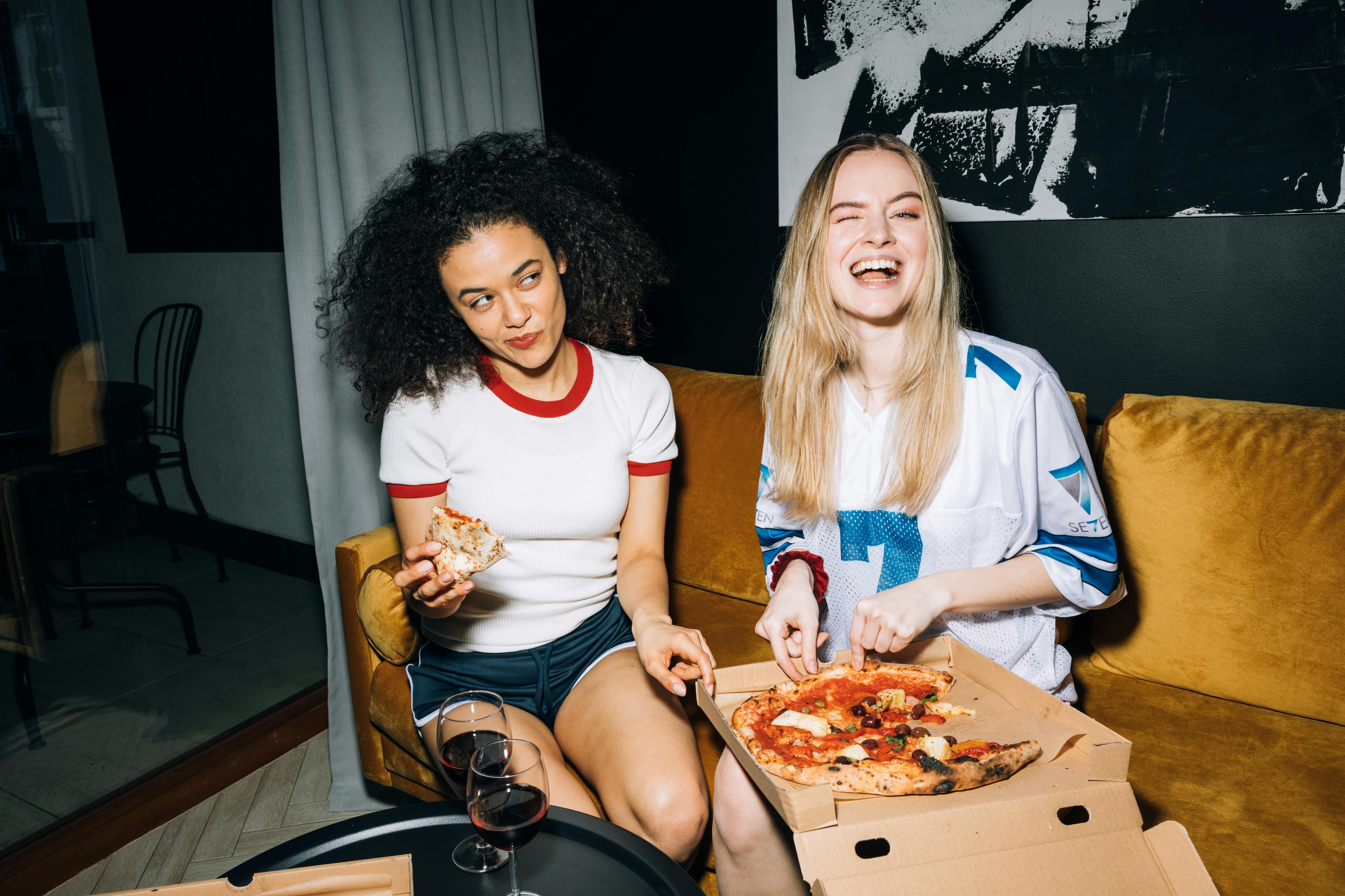 Deux filles dégustant une pizza | Source : Pexels