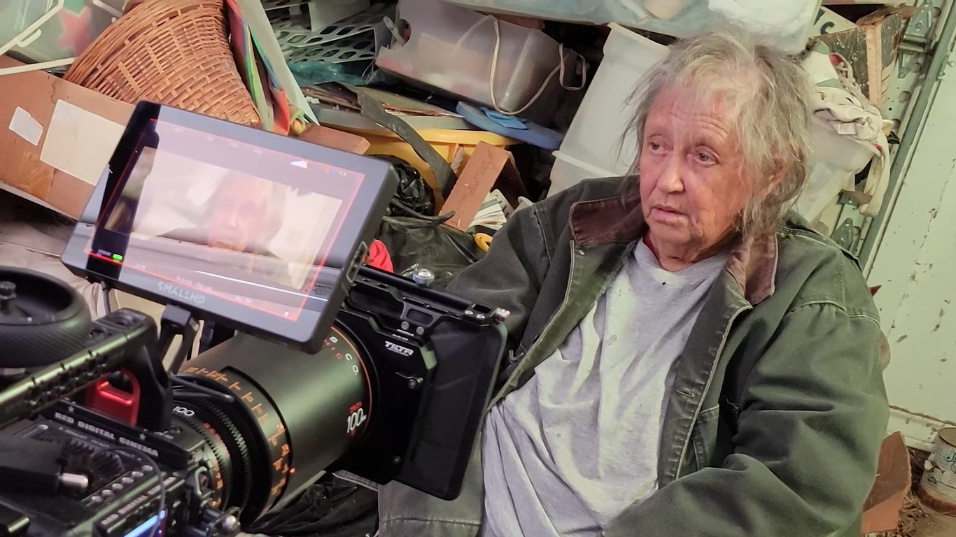 Shelley Duvall sur le plateau de tournage de "The Forrest Hills", 2023 | Source : YouTube/TheForrestHills