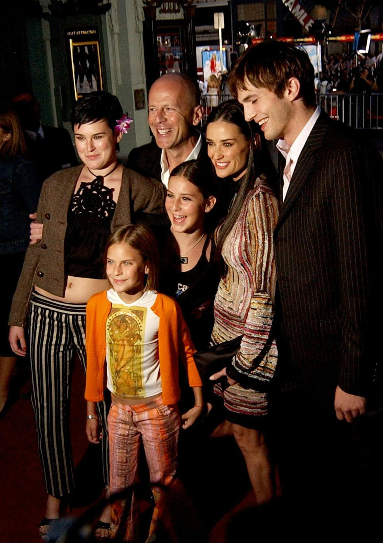 Demi Moore, Bruce, Rumer, Scout et Tallulah Willis avec Ashton Kutcher le 18 juin 2003. | Source : Getty Images