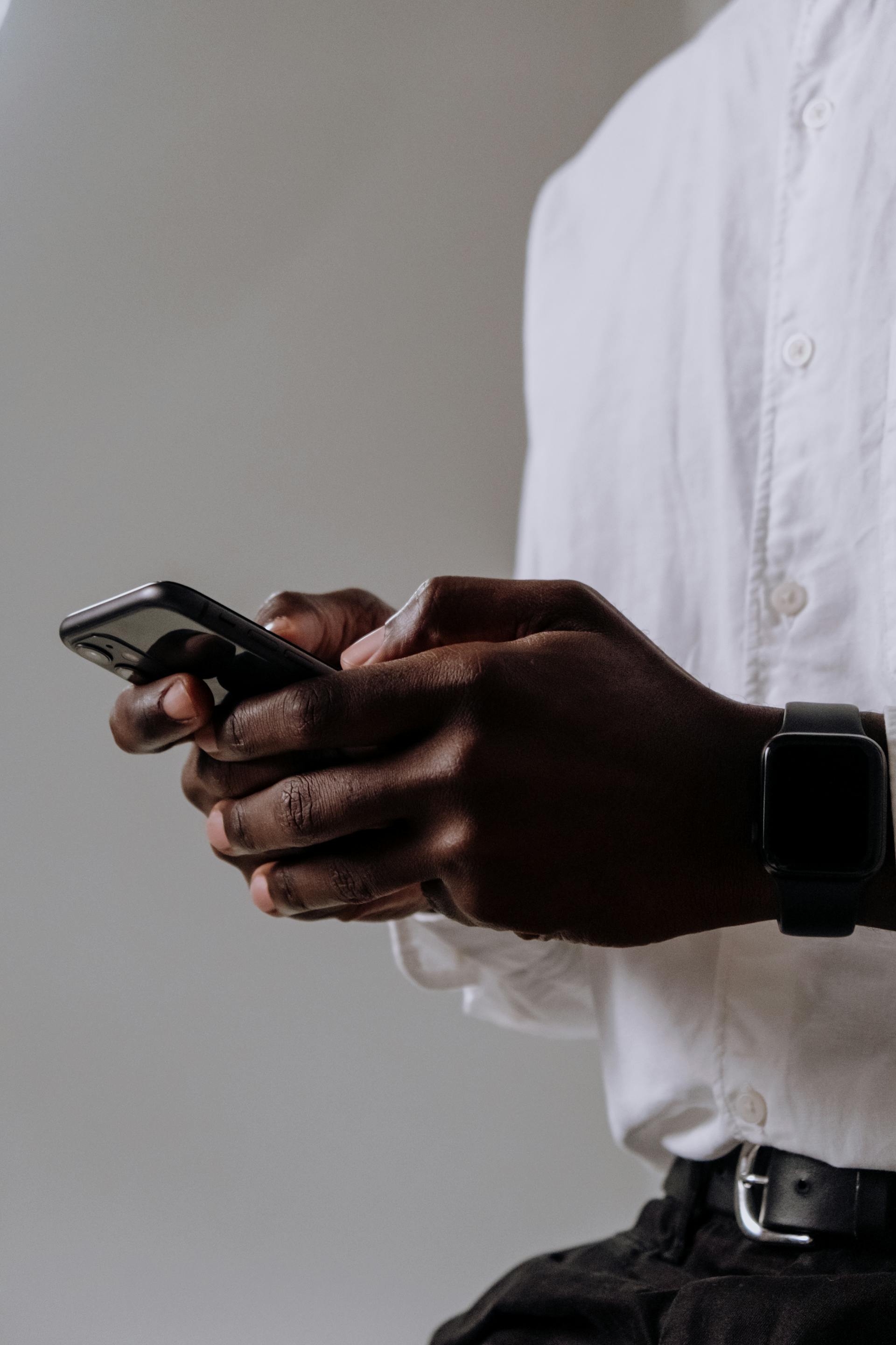 Un homme envoyant des messages sur son téléphone | Source : Pexels