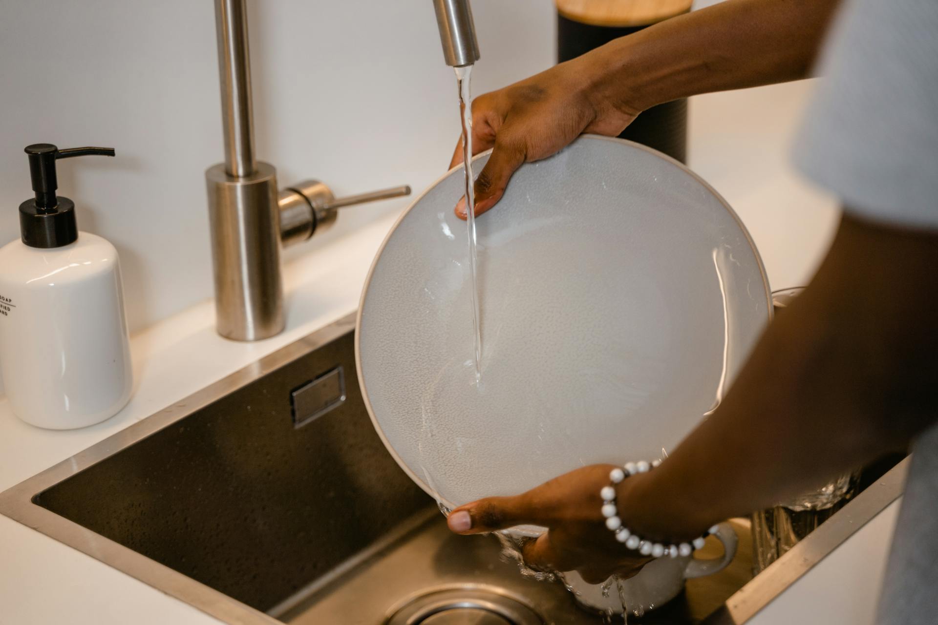 Un homme qui fait la vaisselle | Source : Pexels