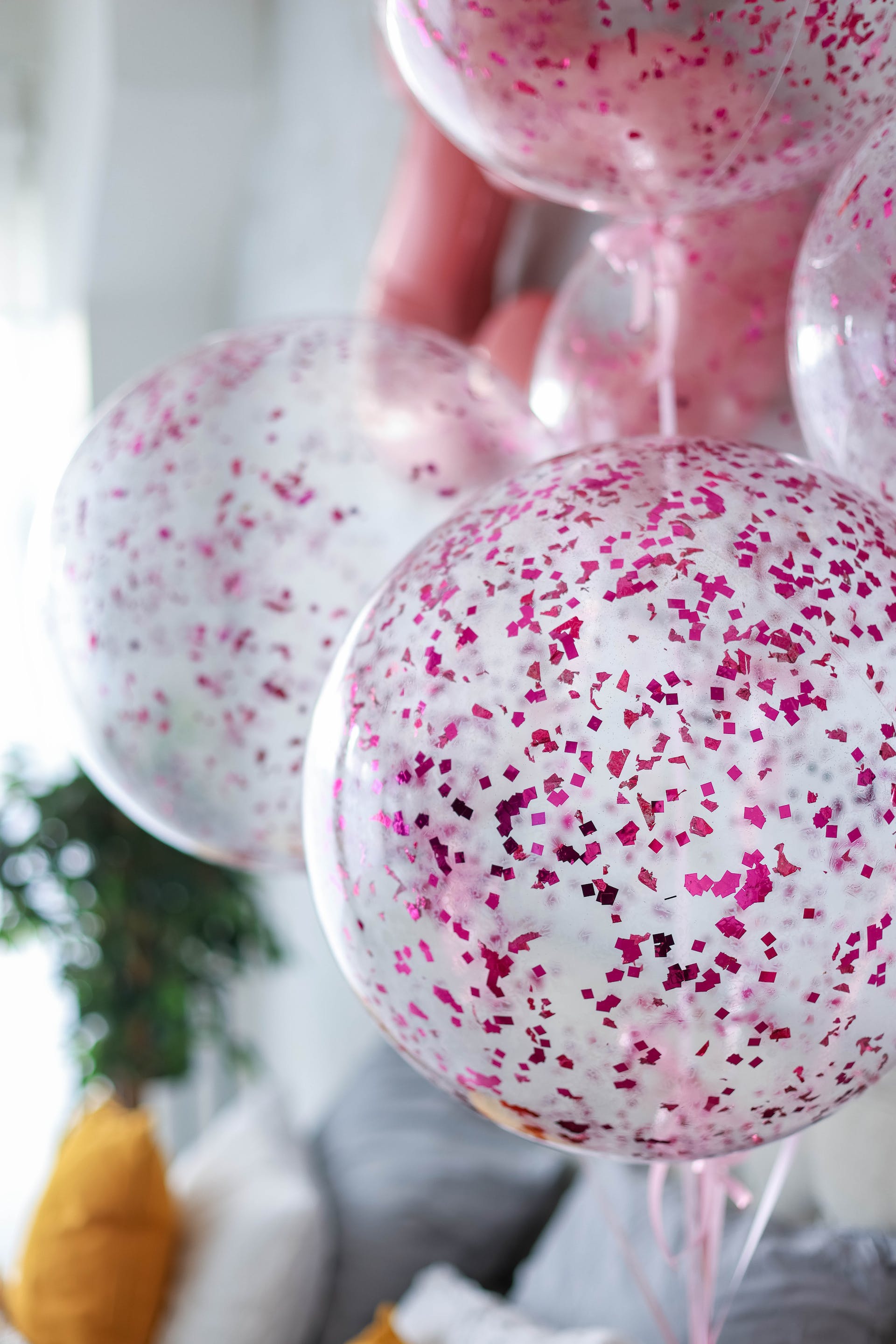 Des ballons avec des confettis roses. | Source : Pexels