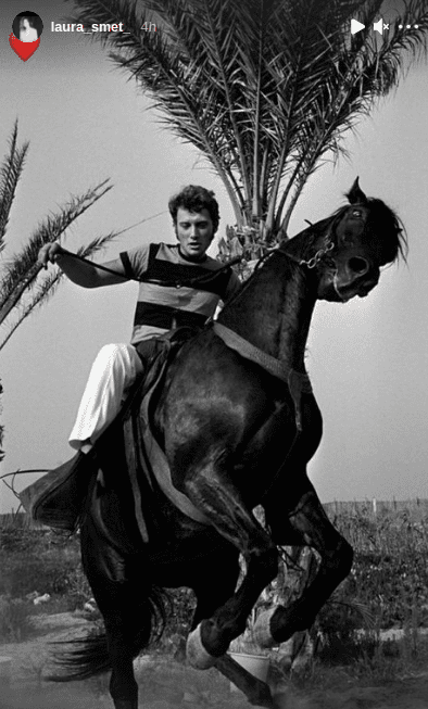 Johnny Hallyday sur un cheval. | Photo : Instagram / Laura Smet