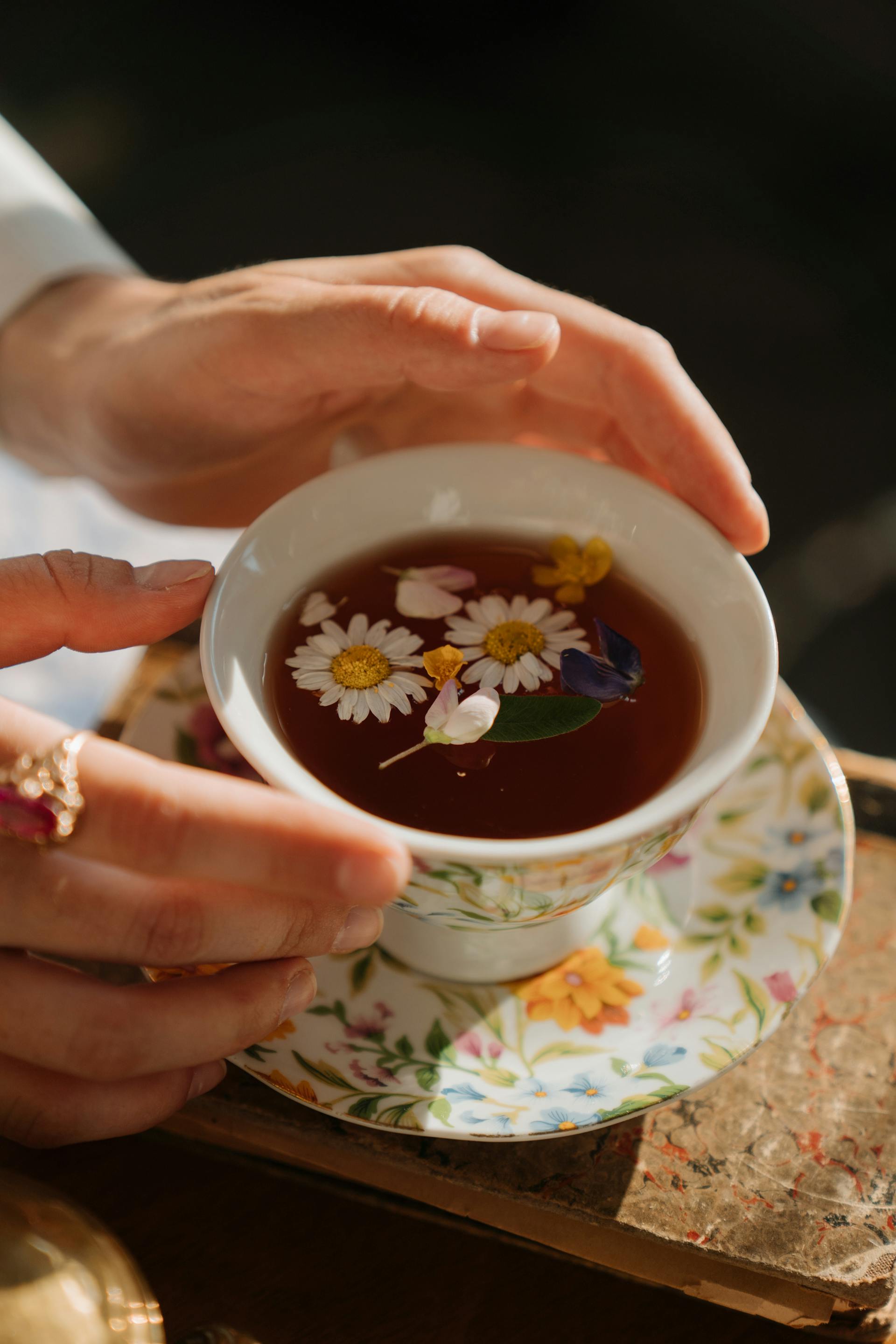 Une femme tenant une tasse de thé | Source : Pexels