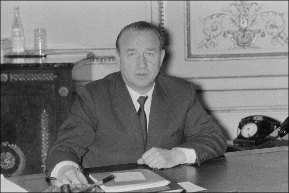 Raymond Marcellin dans son bureau à Paris, France, le 20 octobre 1968. | Photo : Getty Images