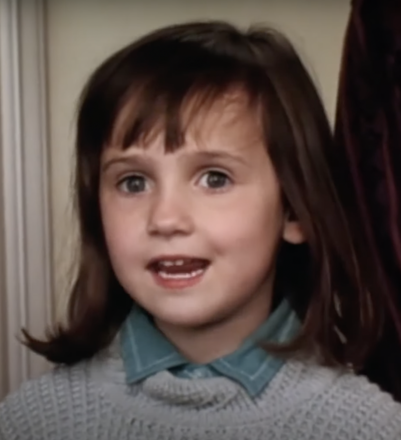 Mara Wilson en train de tourner une scène dans "Madame Doubtfire". | Source : YouTube/Rotten Tomatoes Bandes annonces classiques