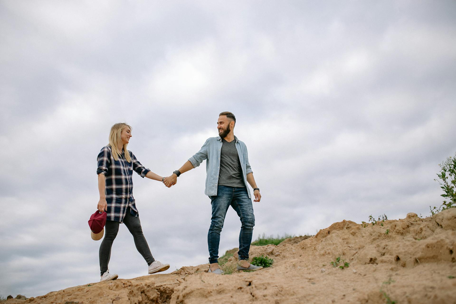 Un couple qui profite d'une promenade ensemble | Source : Pexels