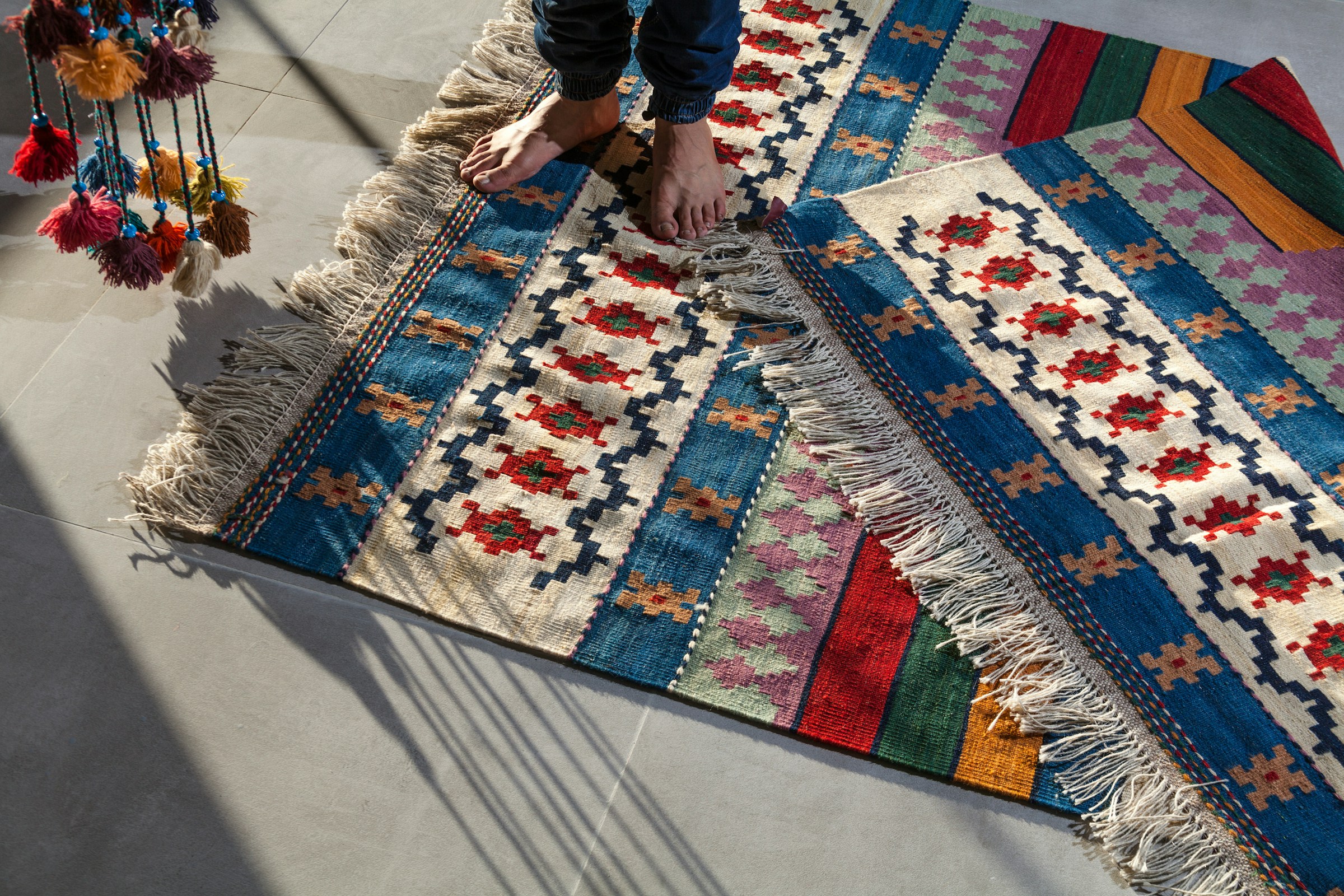 Une personne debout sur un tapis | Source : Unsplash