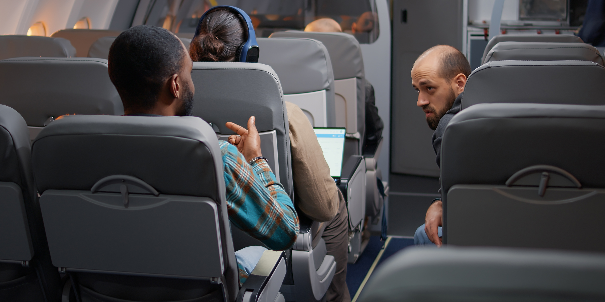 Des passagers dans un avion | Source : Freepik/dcstudio