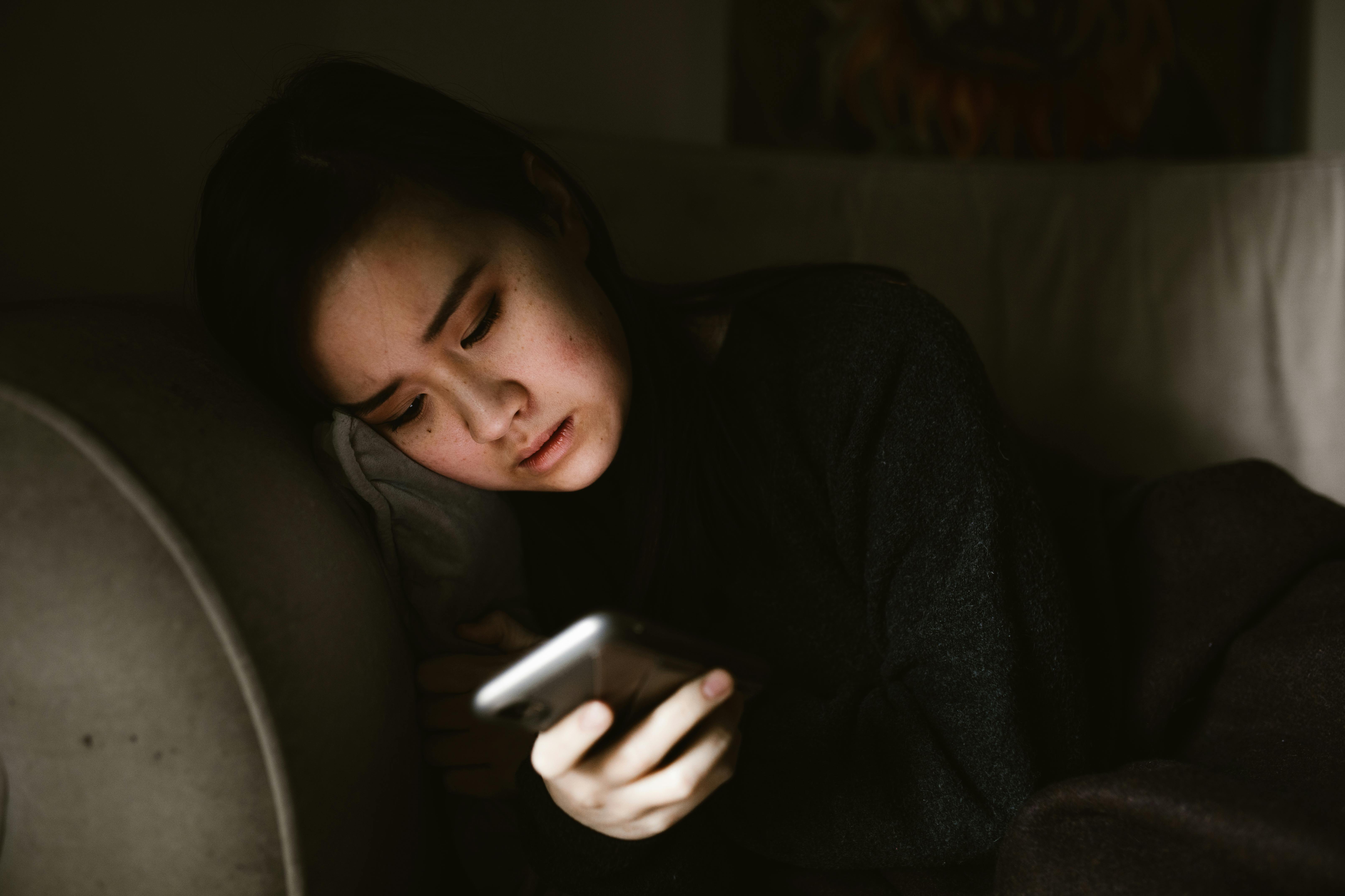 Une femme qui regarde son téléphone | Source : Pexels