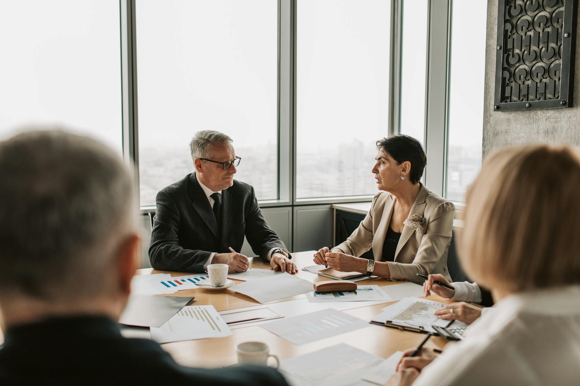 Des hommes d'affaires dans une salle de conférence | Source : Pexels