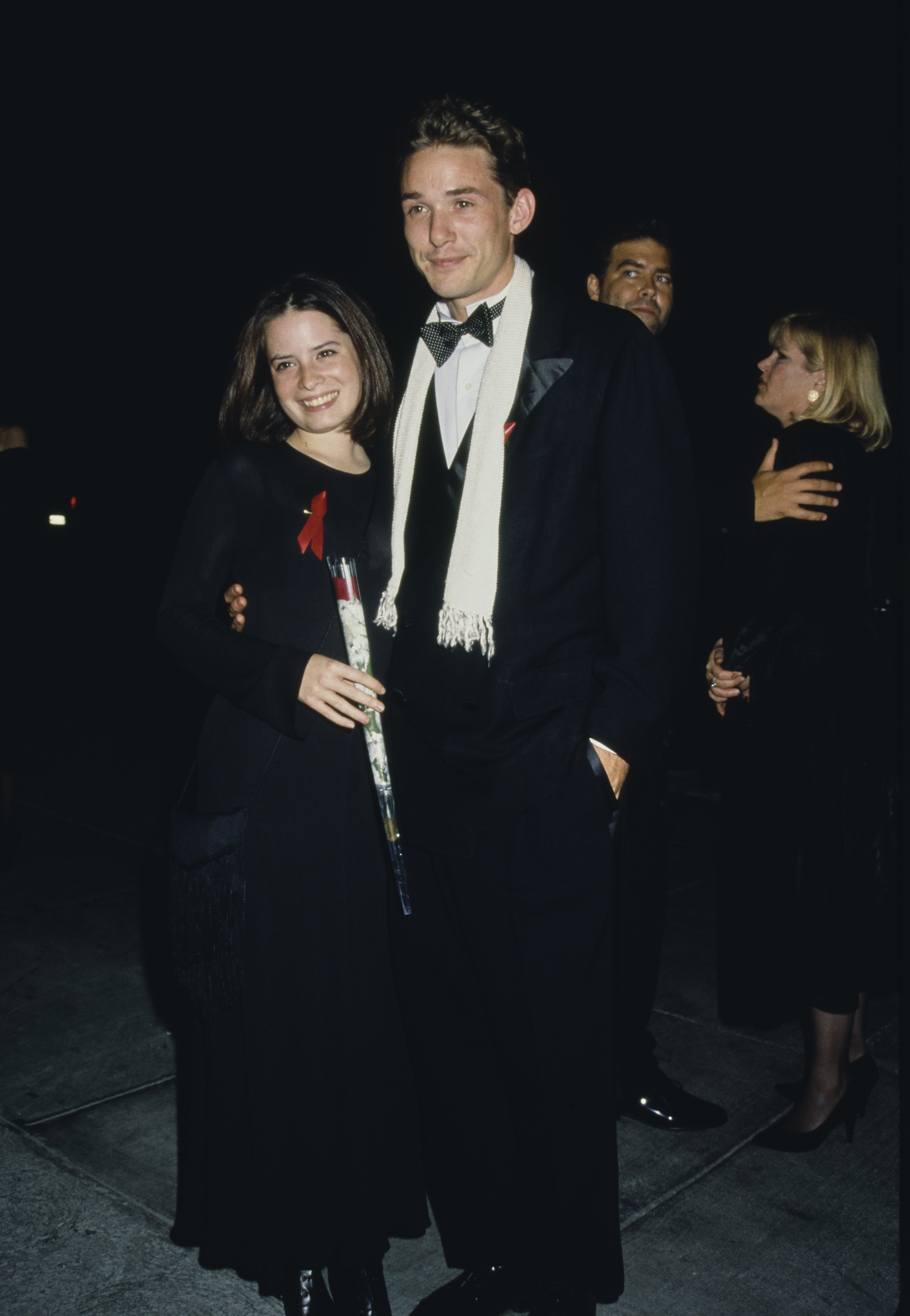 Holly Marie Combs et Bryan Smith assistent à la 45e cérémonie annuelle des Primetime Emmy Awards à Pasadena, en Californie, le 18 septembre 1993.