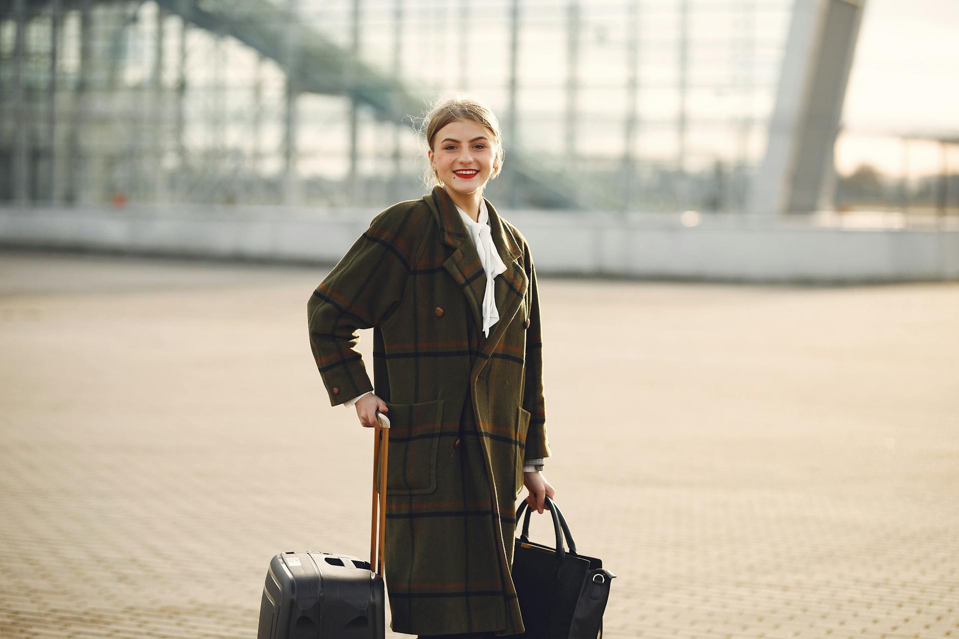 Une femme heureuse à l'aéroport | Source : Pexels