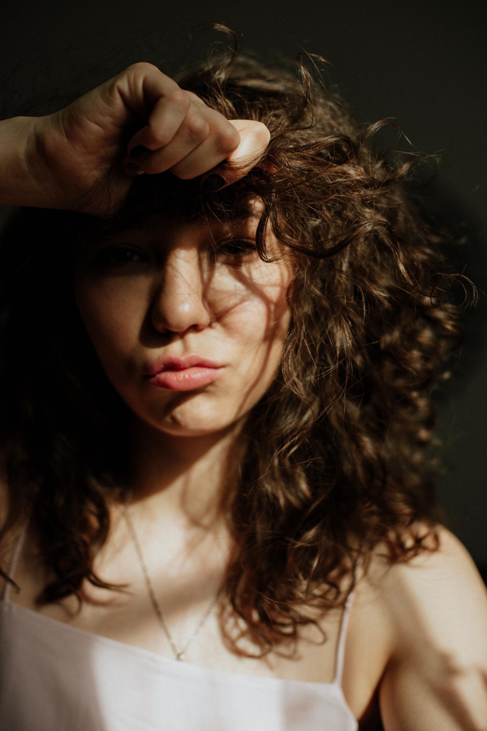 Gros plan sur une jeune femme | Source : Unsplash