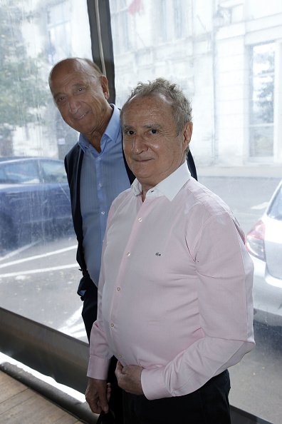 L'acteur Daniel Prevost et le journaliste Pierre Bonte assistent à l'hommage à Jean-Claude Brialy. | Photo : Getty Images