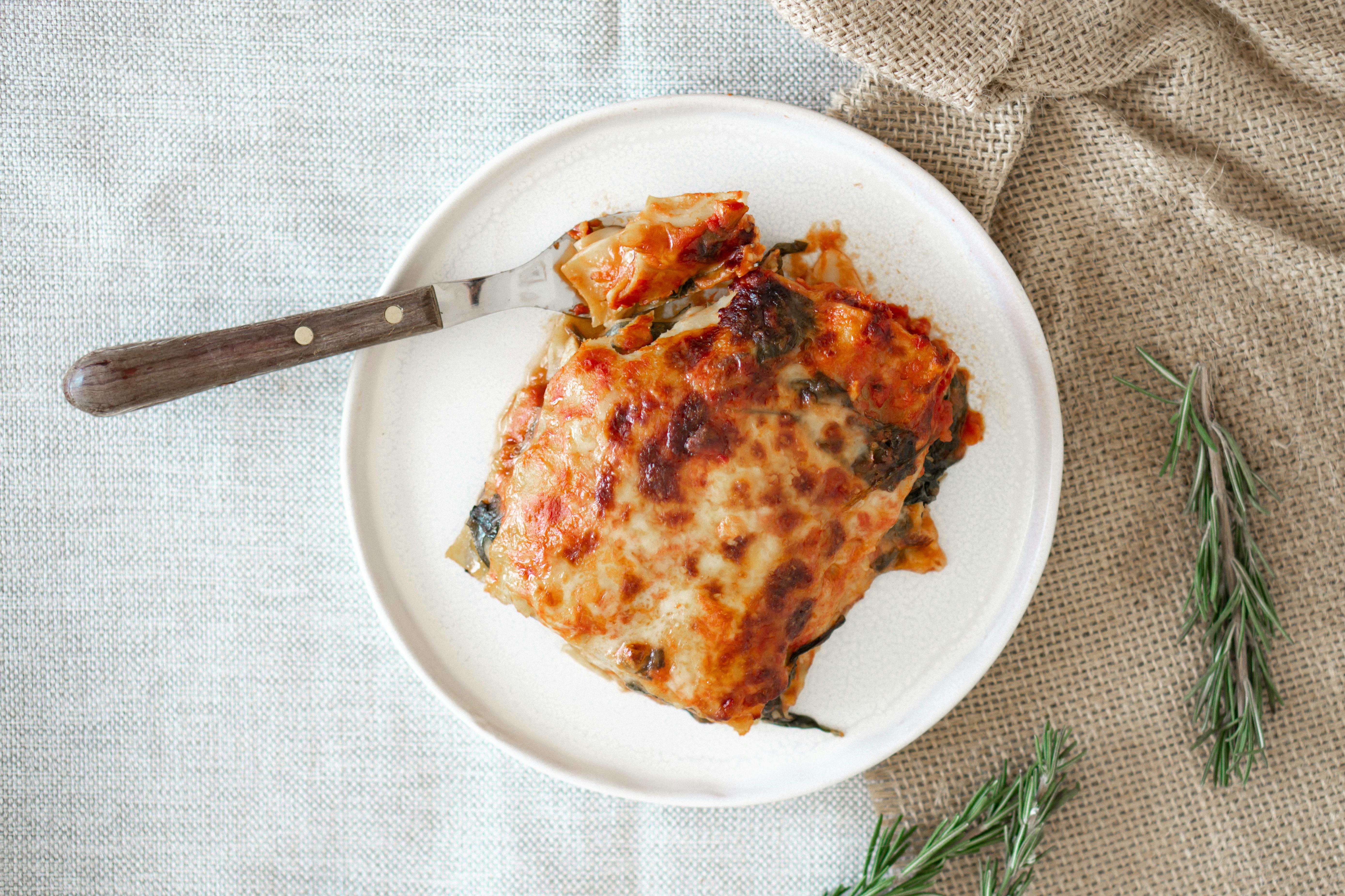 Un morceau de lasagnes sur une assiette | Source : Pexels