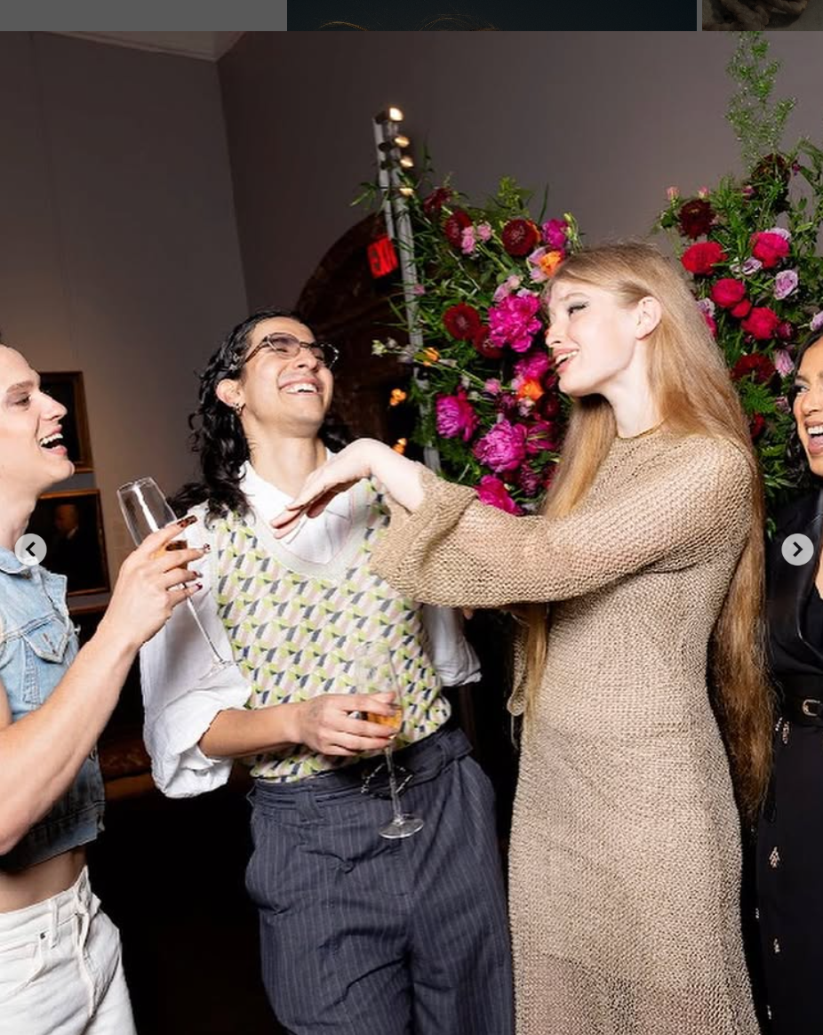 Vivian Wilson interagissant avec des personnes lors d'un événement Teen Vogue, daté du 13 mai 2025 | Source : Instagram/vivllainous